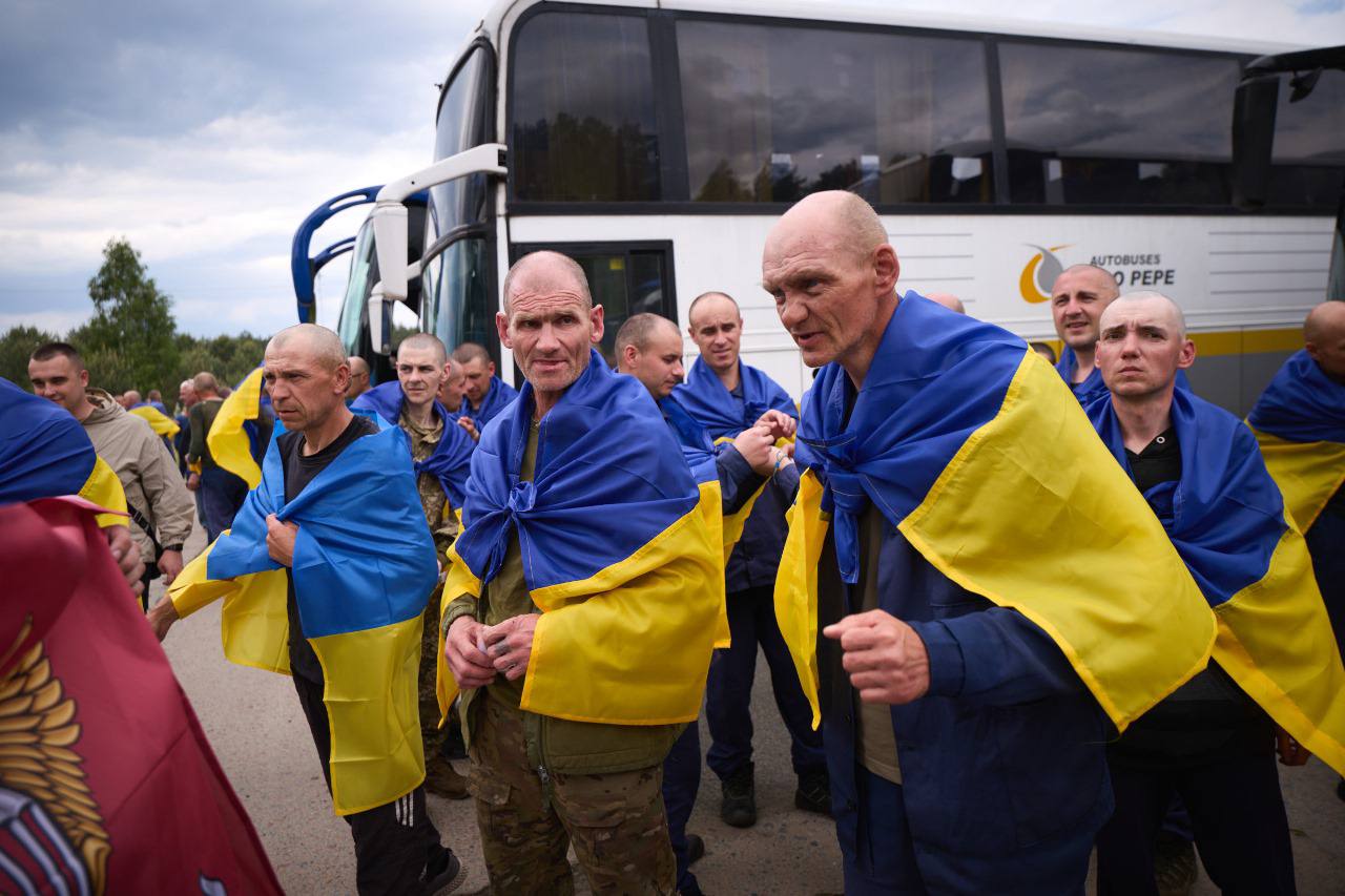 Un grup d'ucraïnesos alliberats arran de l'intercanvi de presoners entre Rússia i Ucraïna /  Govern d'Ucraïna