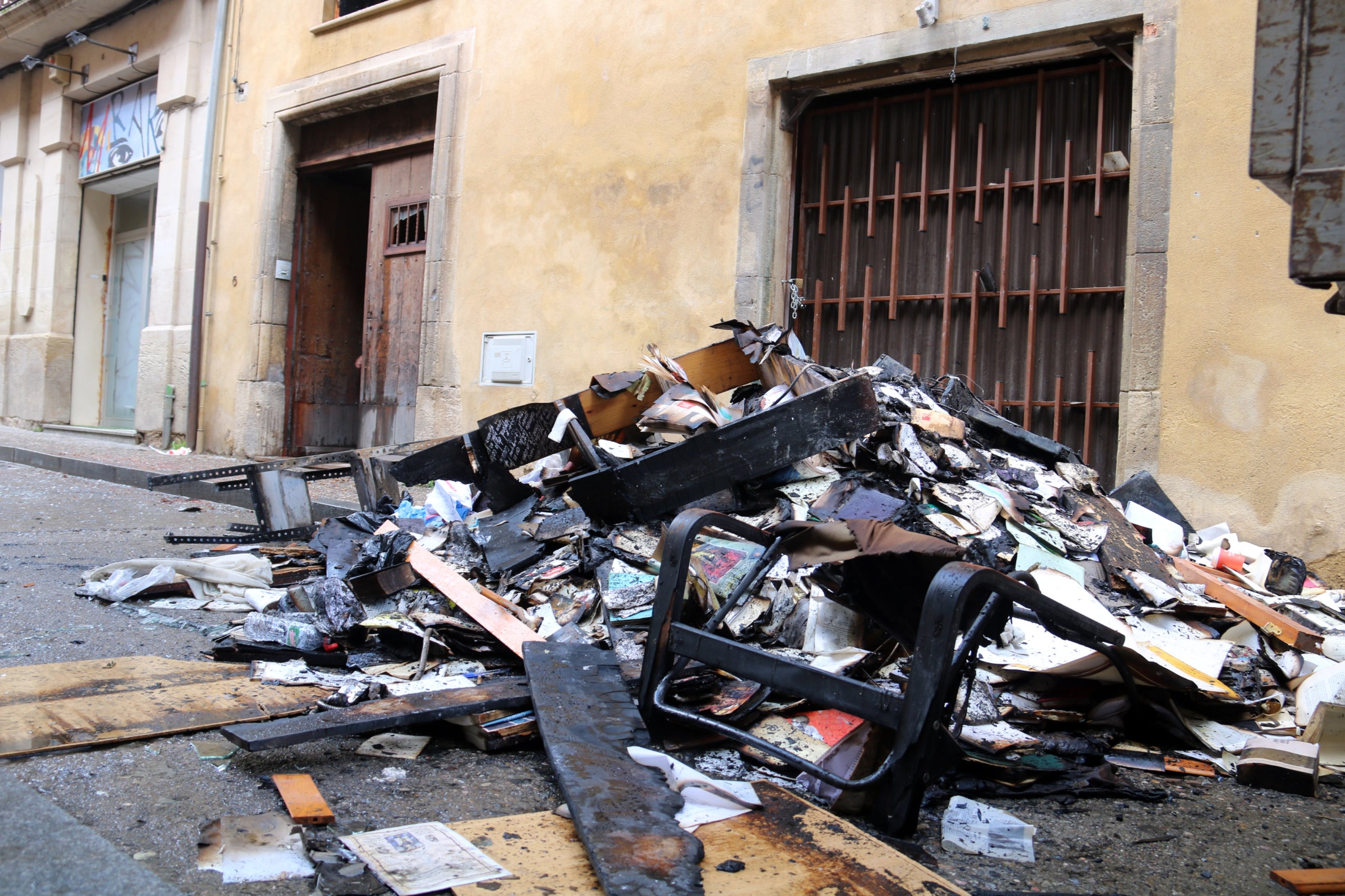 El edificio incendiado, lleno de escombros / ACN
