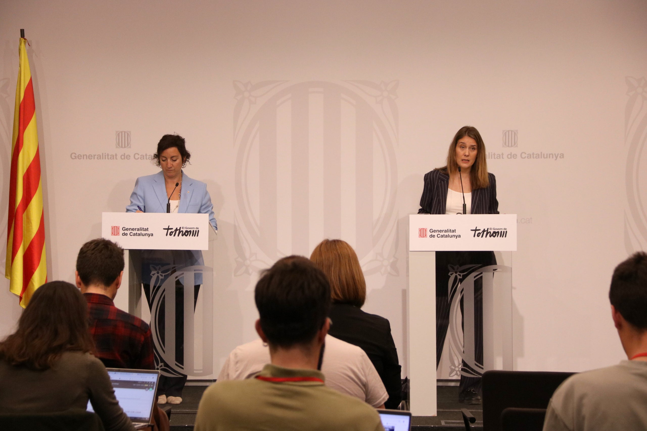 La consellera d'Economia, Alícia Romero; i la presidenta del grup parlamentari dels Comuns, Jéssica Albiach, durant una roda de premsa / ACN
