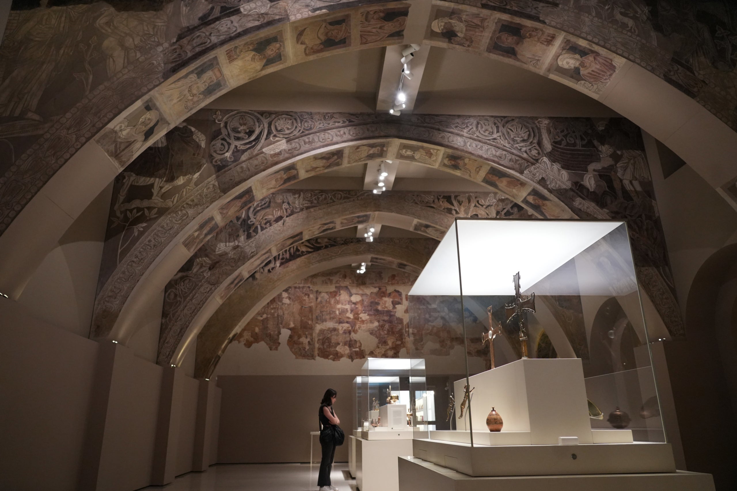 Sala del MNAC on hi ha exposades les pintures murals de Sixena / ACN