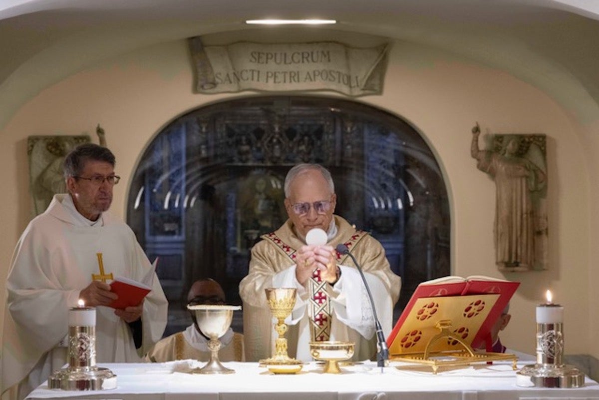 El papa Lleó XIV celebra misa en la gruta de la basílica de San Pedro, donde se encuentra la tumba del primer pontífice / Vatican Media