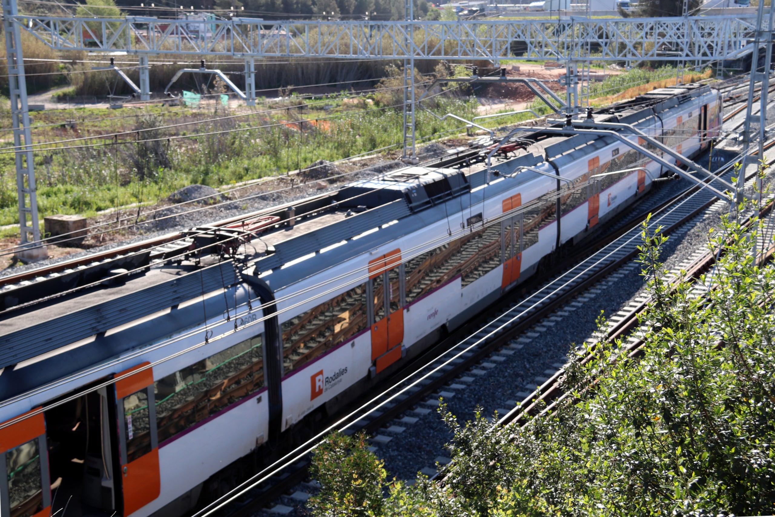 Imatge d'arxiu d'un tren de Rodalies aturat a tocar de l'estació de Castellbisbal

Març de 2025 /

Gemma Sánchez (ACN)