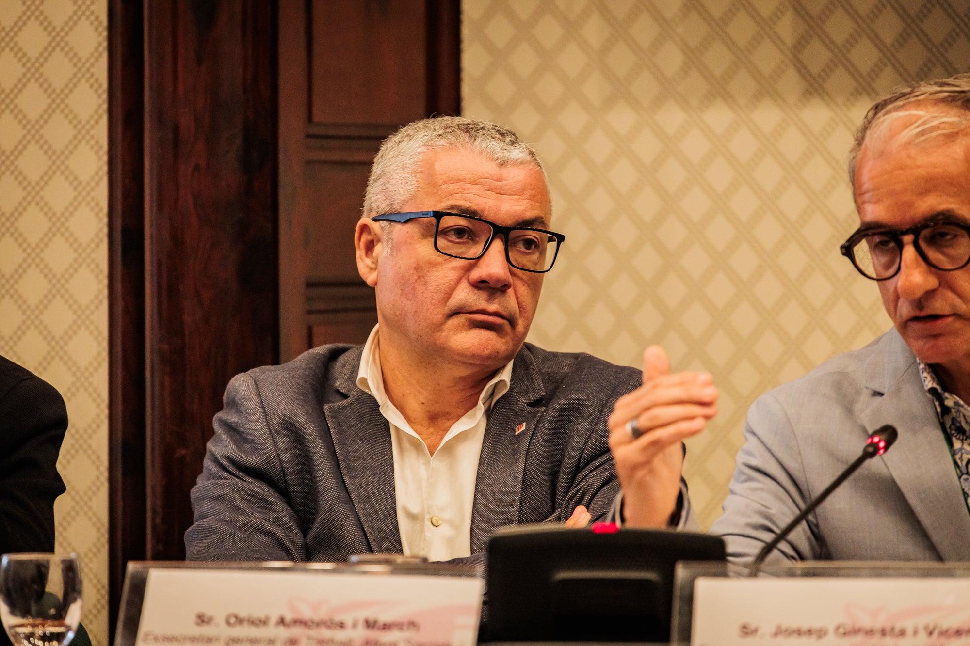 Oriol Amorós, en la seva compareixença al Parlament, acompanyat de Josep Ginesta/Parlament