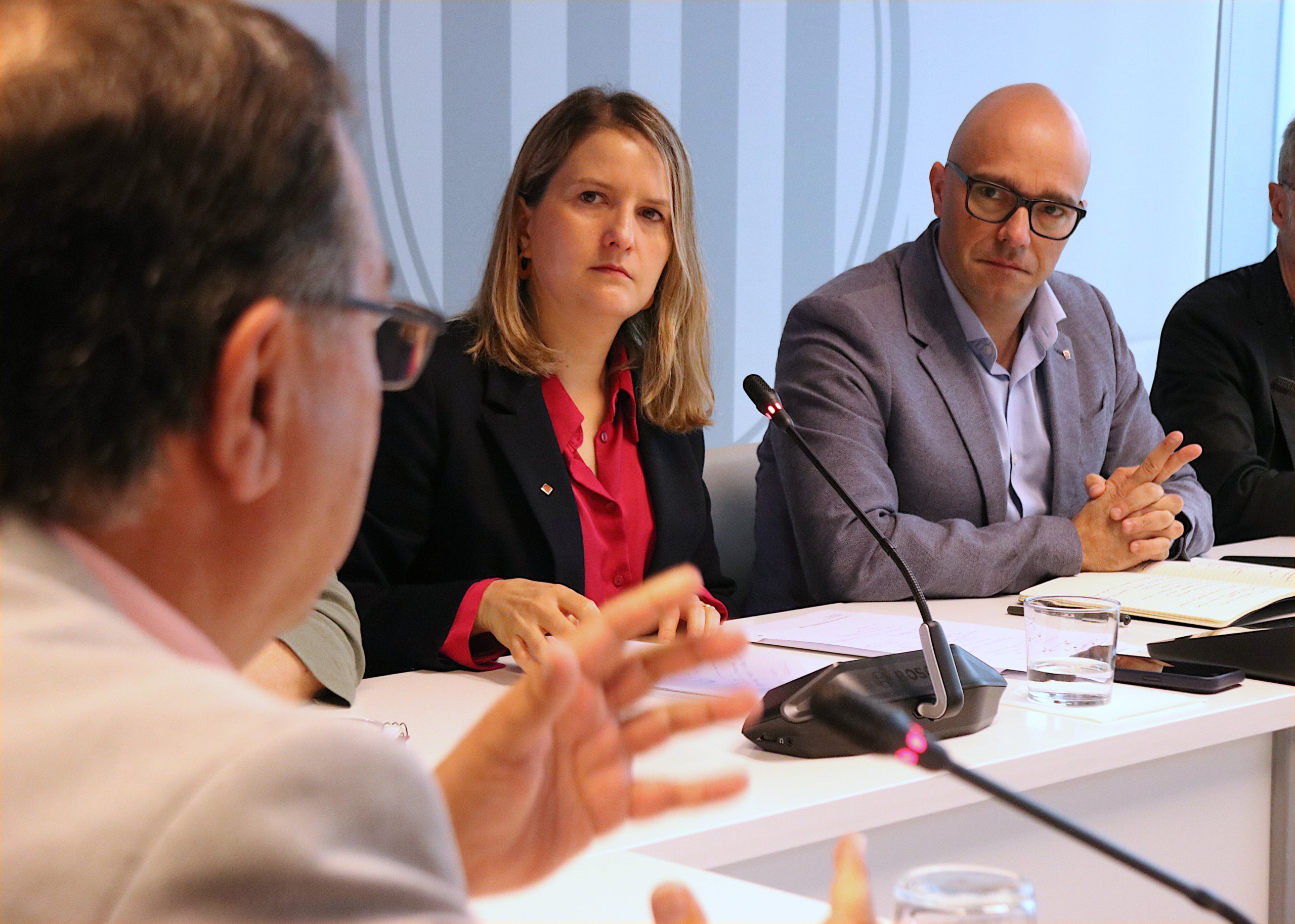 La consellera de Drets Socials, Mònica Martínez Bravo i el secretari general del departament, Raúl Moreno, en la reunió d'aquest dilluns a la conselleria./Norma Vidal ACN