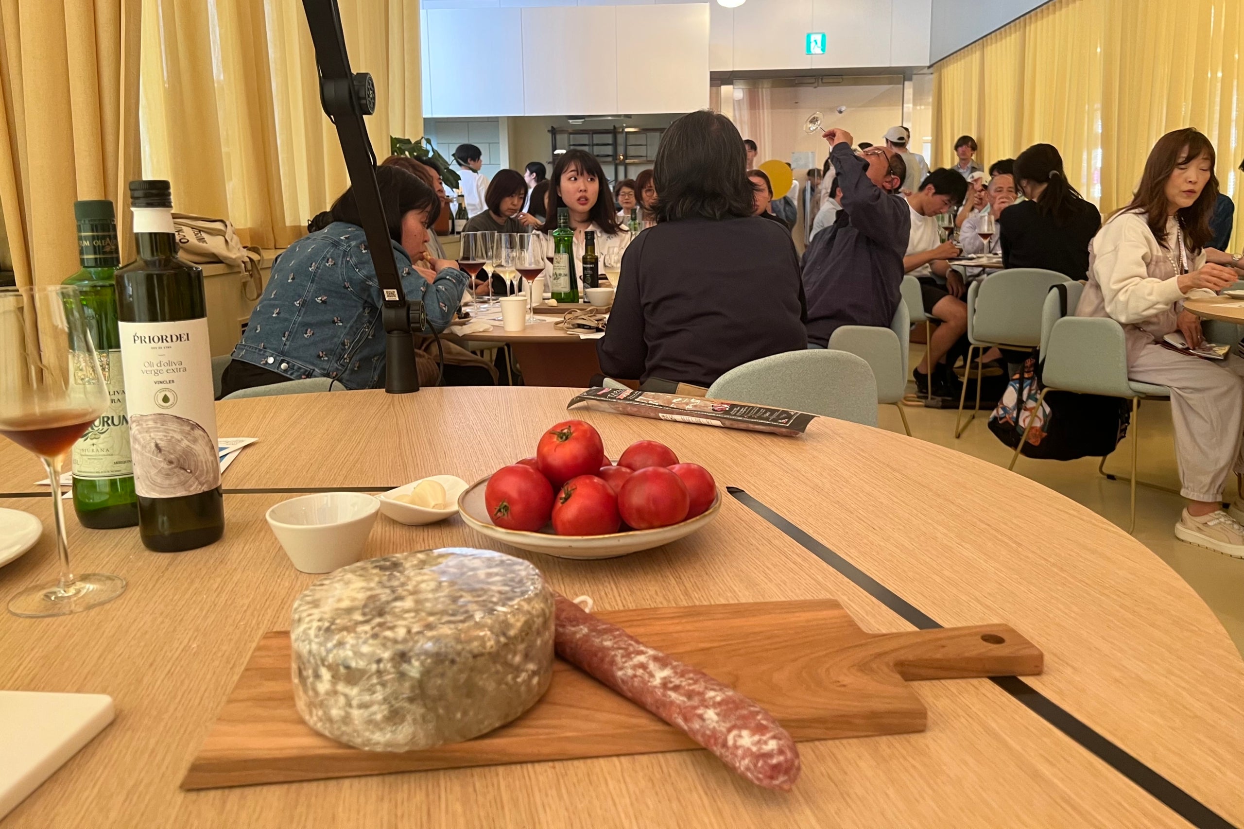 Algunos de los participantes de los talleres de pan con tomate que se están llevando a cabo con motivo de la Exposición Universal de Osaka / Aina Martí (ACN)