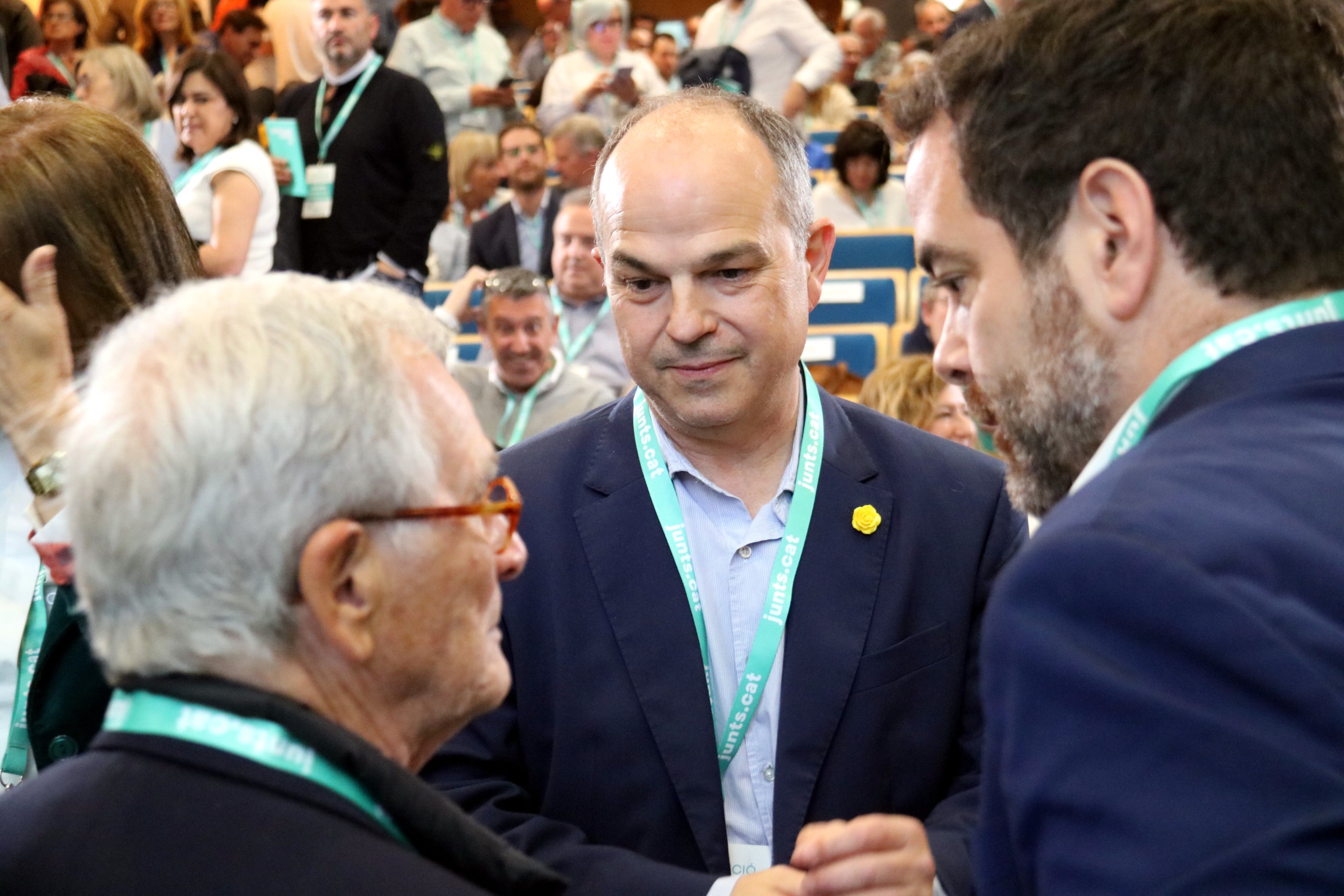 El líder de Junts, Jordi Turull, conversa amb Xavier Trias i David Saldoni durant la convenció municipalista del seu partit / ACN