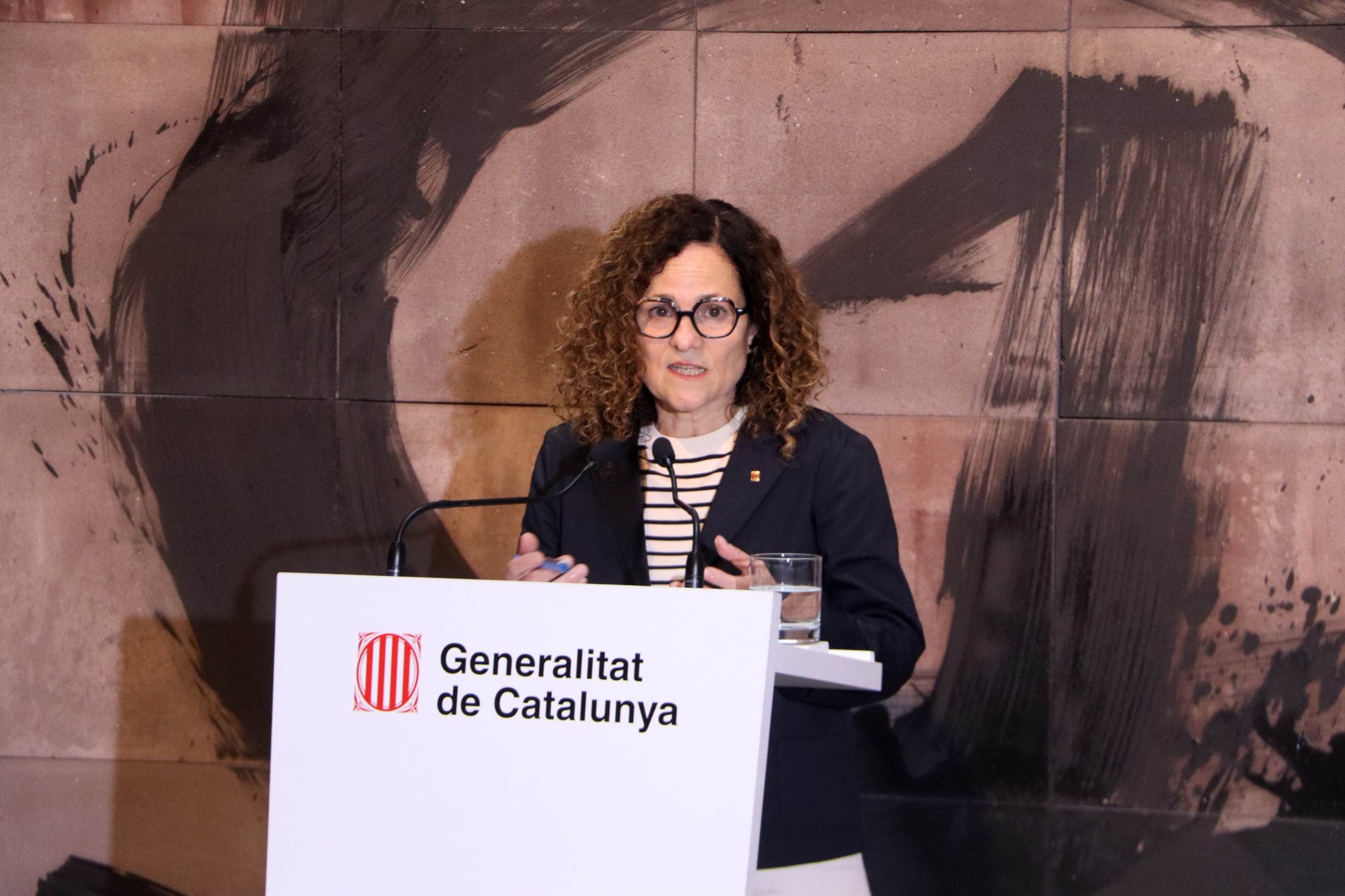 La consellera de Cultura, Sònia Hernández Almodóvar, ofereix declaracions als mitjans de comunicació aquest dimecres des de la Conselleria de Cultura / Sara Soteras / Violeta Gumà (ACN)