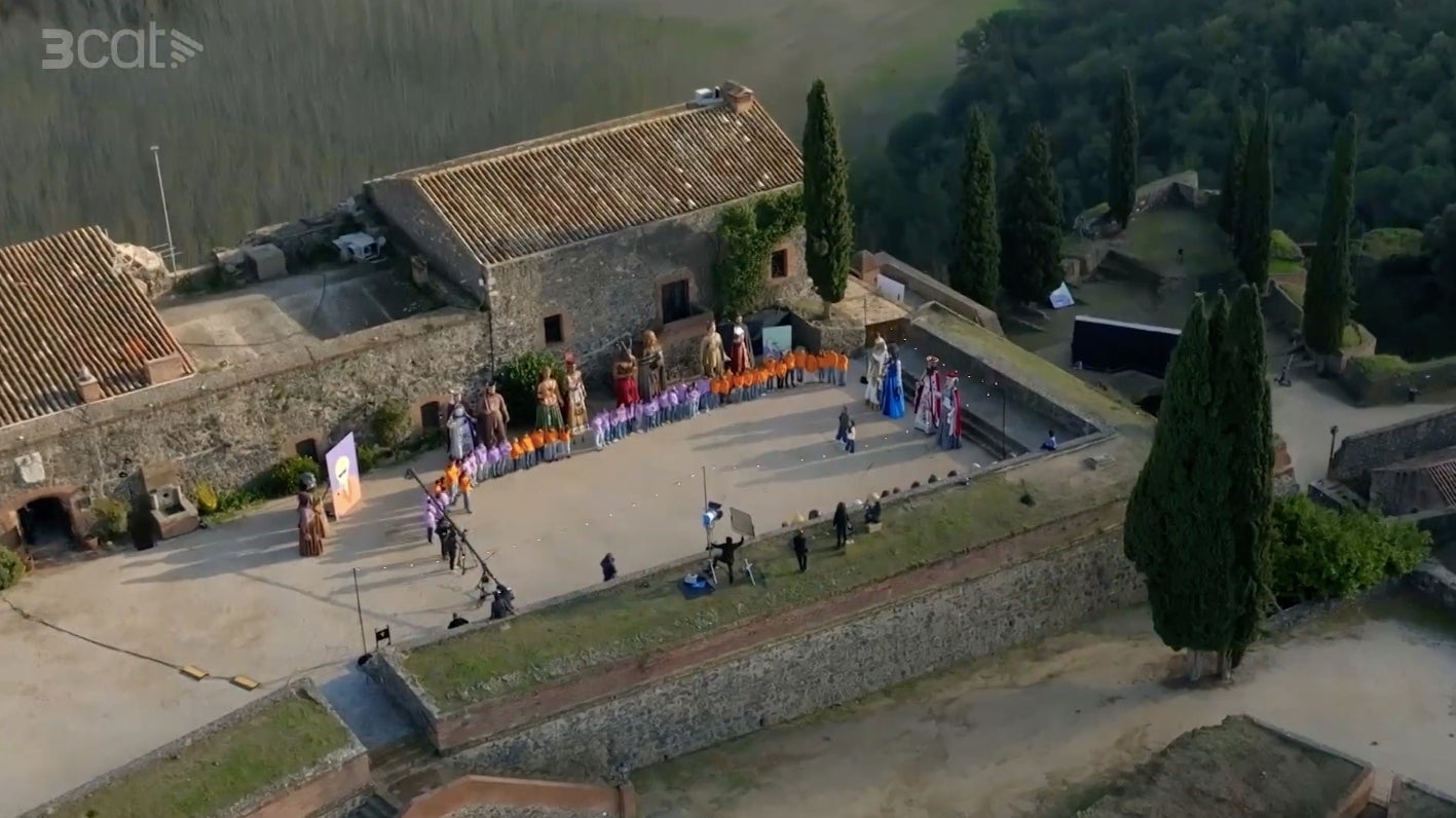Escenes de l'exterior del castell d'Hostalric, l'escenari del concurs de TV3 'Soc i seré' | 3Cat