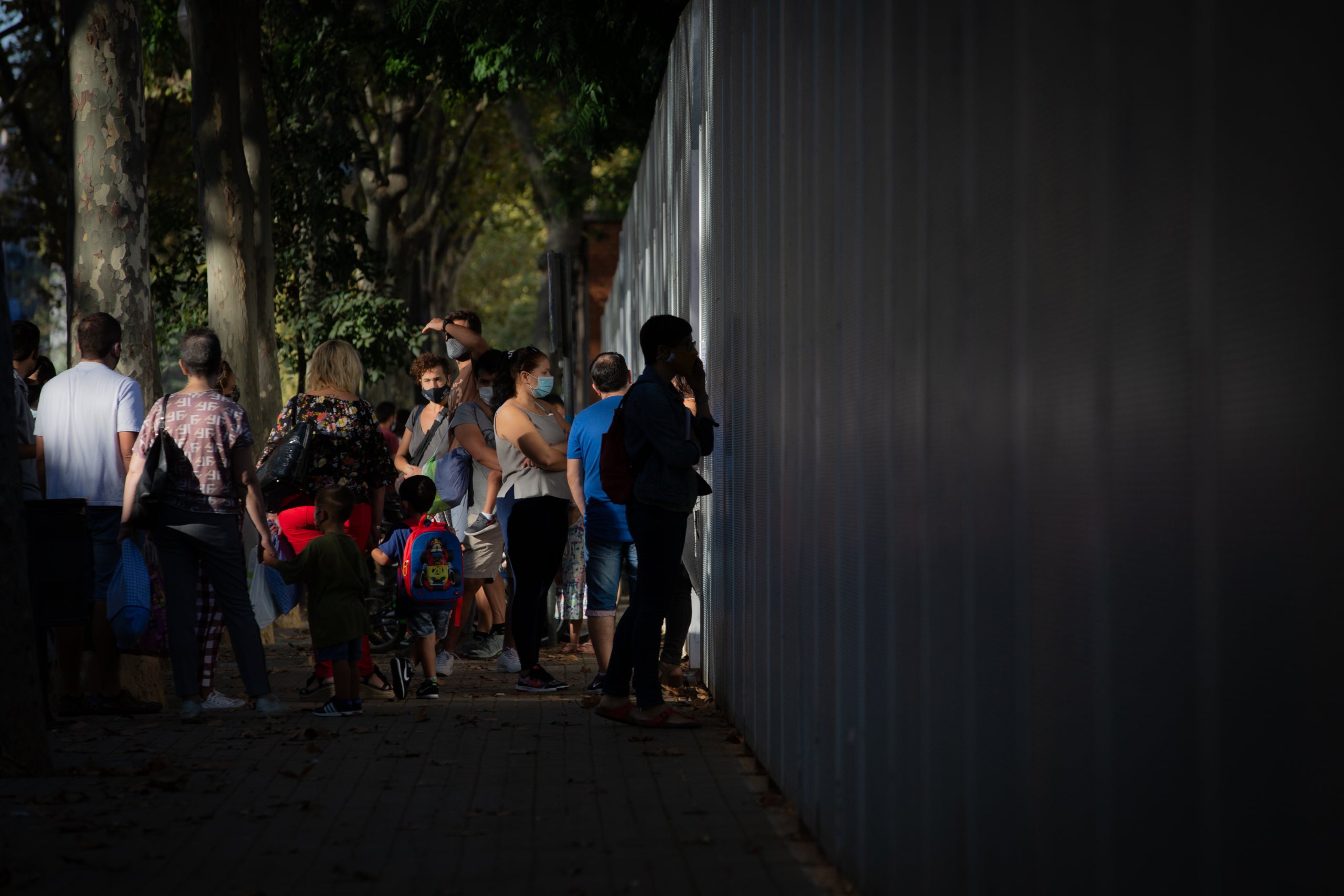 Pares i alumnes esperant a la porta d'una escola en una imatge d'arxiu / David Zorrakino (Europa Press)