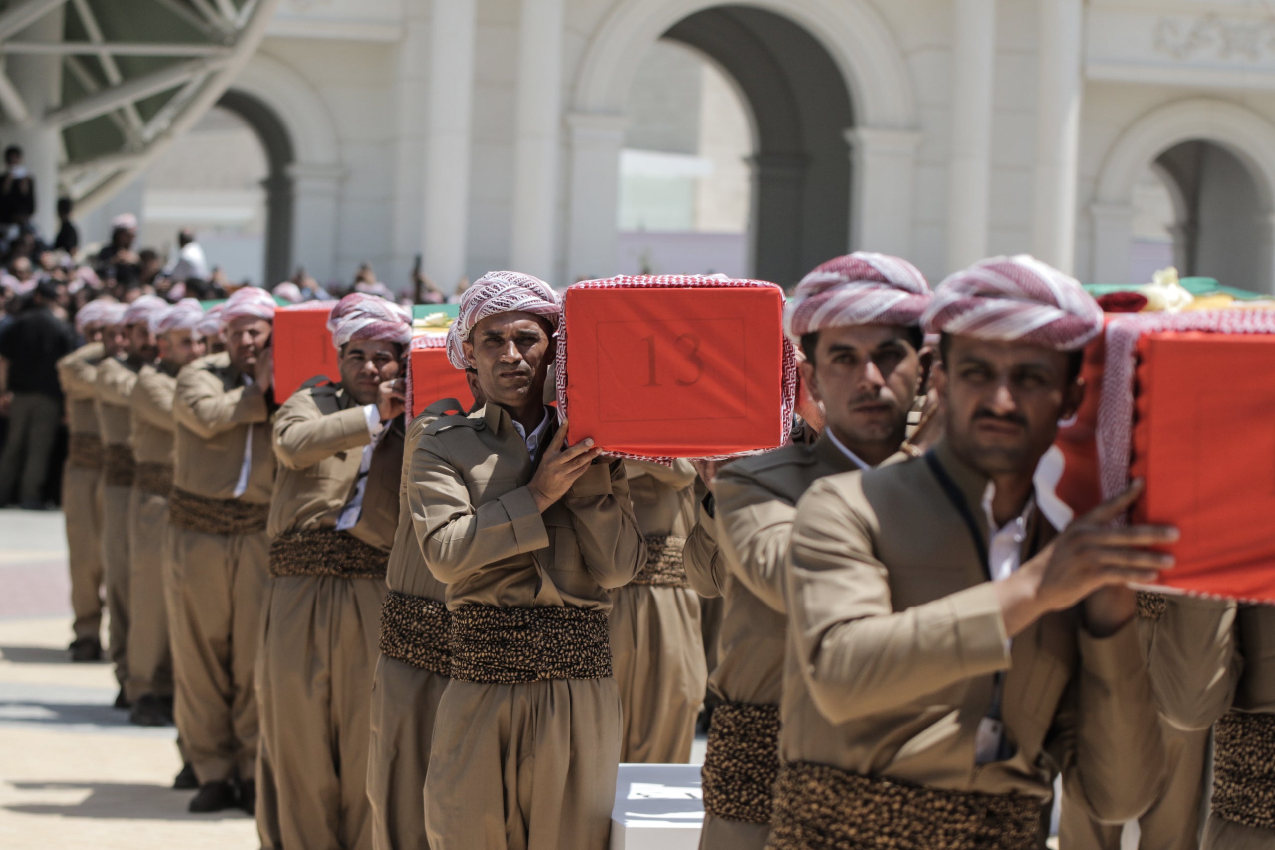 Cerimònia d'enterrament a Barzan, una vila kurda al nord de l'Iraq. El règim liderat per Saddam Hussein va deixar almenys 182.000 morts i el 90% dels pobles kurds destruïts. / Europa Press / Ismael Adnan