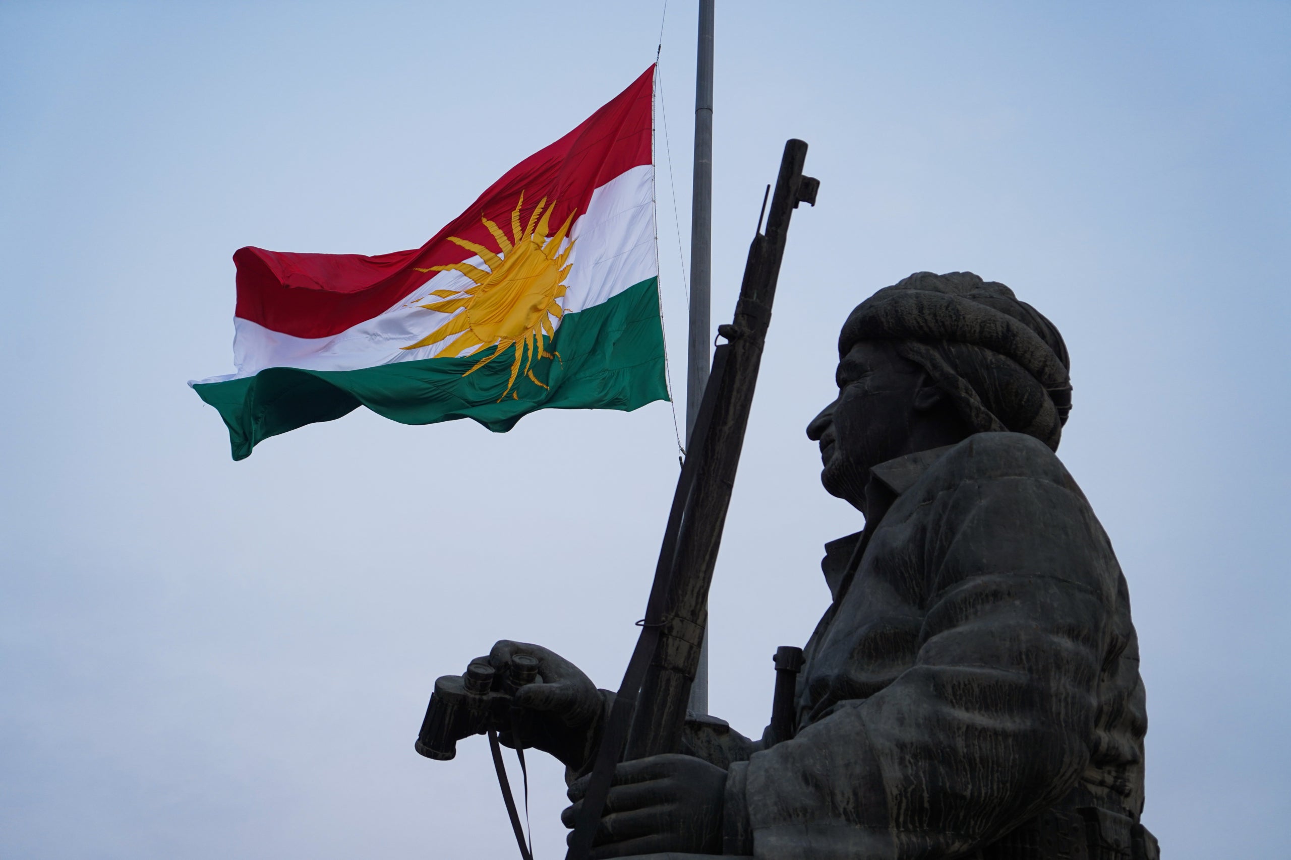 La bandera kurda oneja sobre una estàtua de Mustafa Barzani, figura clau del nacionalisme kurd a l'Iraq. 