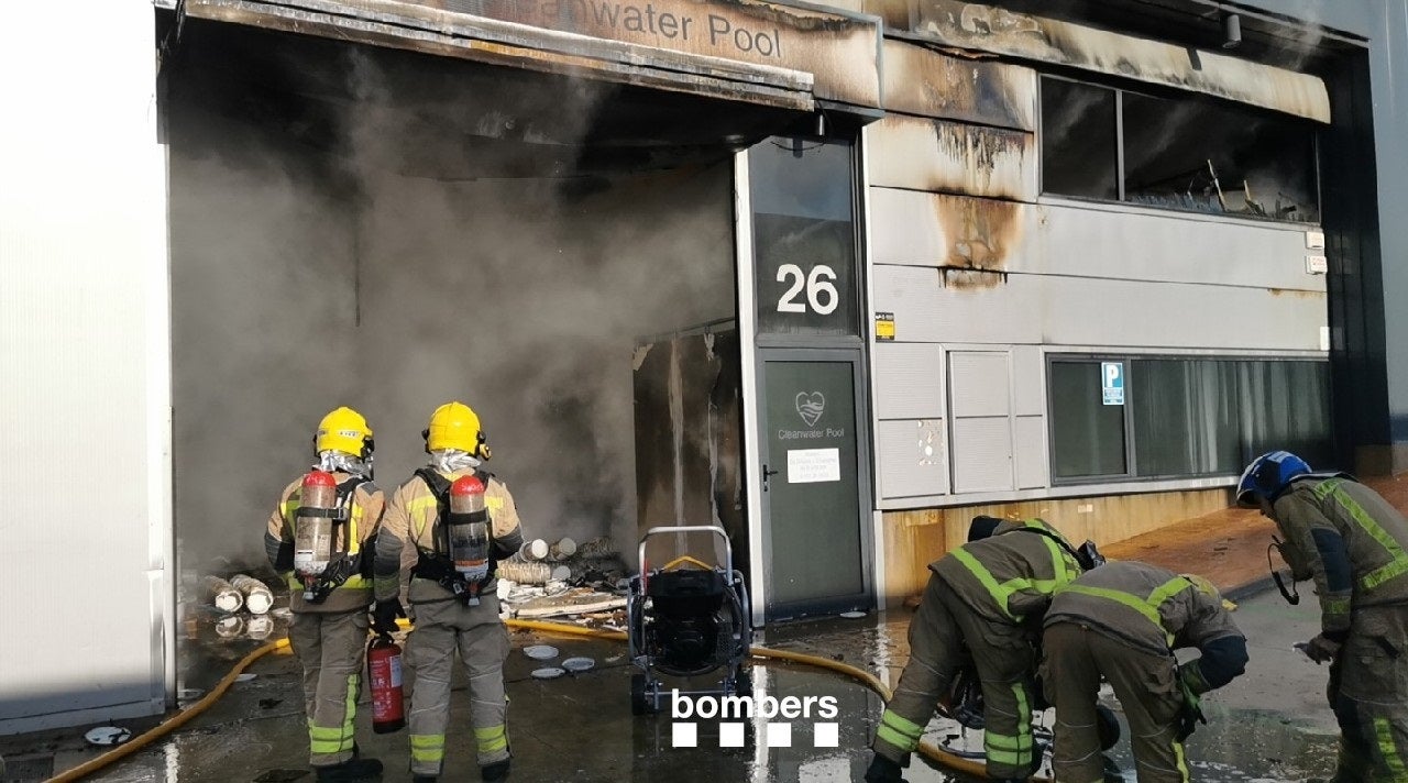 Bomberos inspeccionan la nave que se ha incendiado en Vilanova / Bombers de la Generalitat