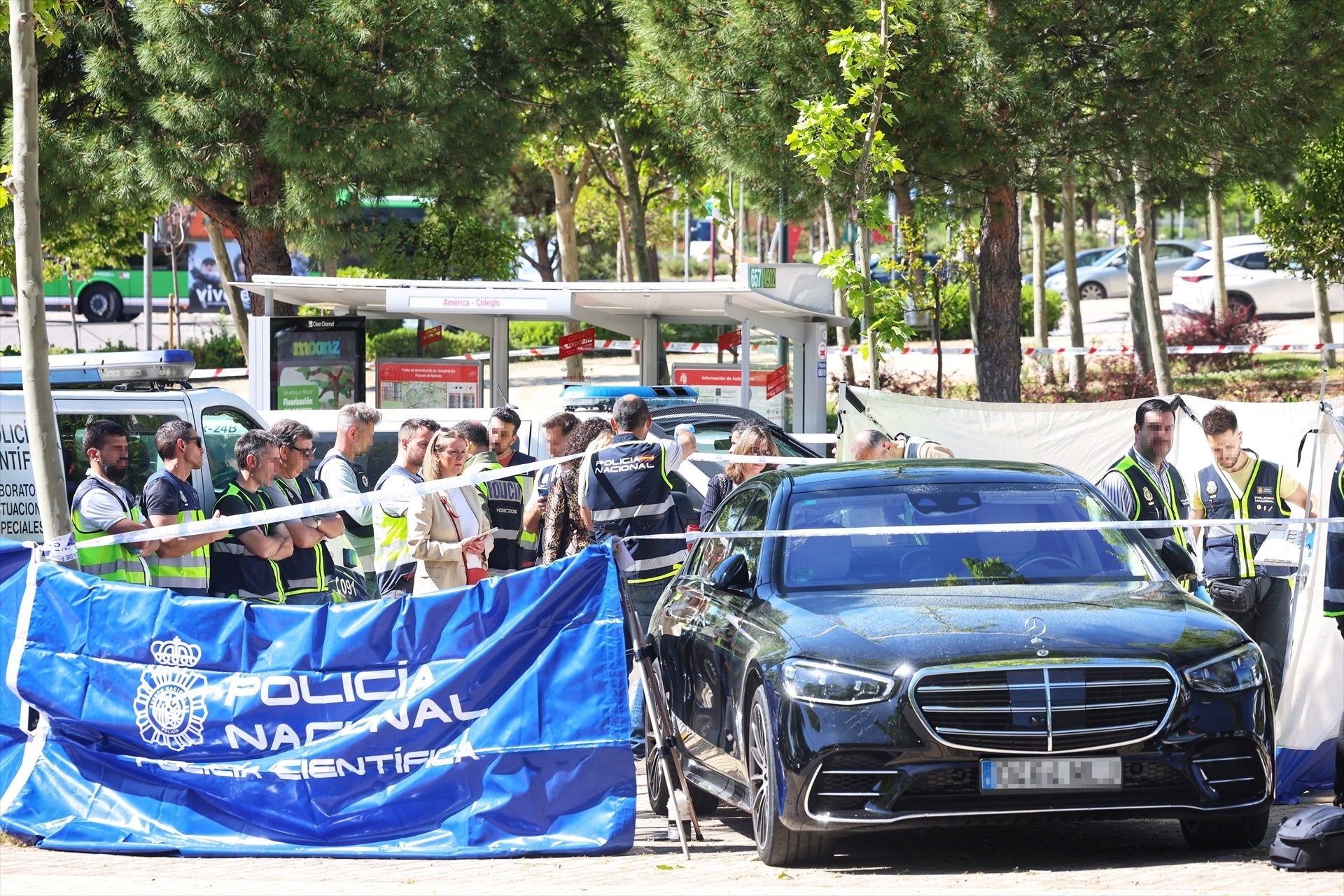 Agents de la Policia Nacional al Col·legi Americà de Pozuelo de Alarcón on s'ha produït el tiroteig / Europa Press