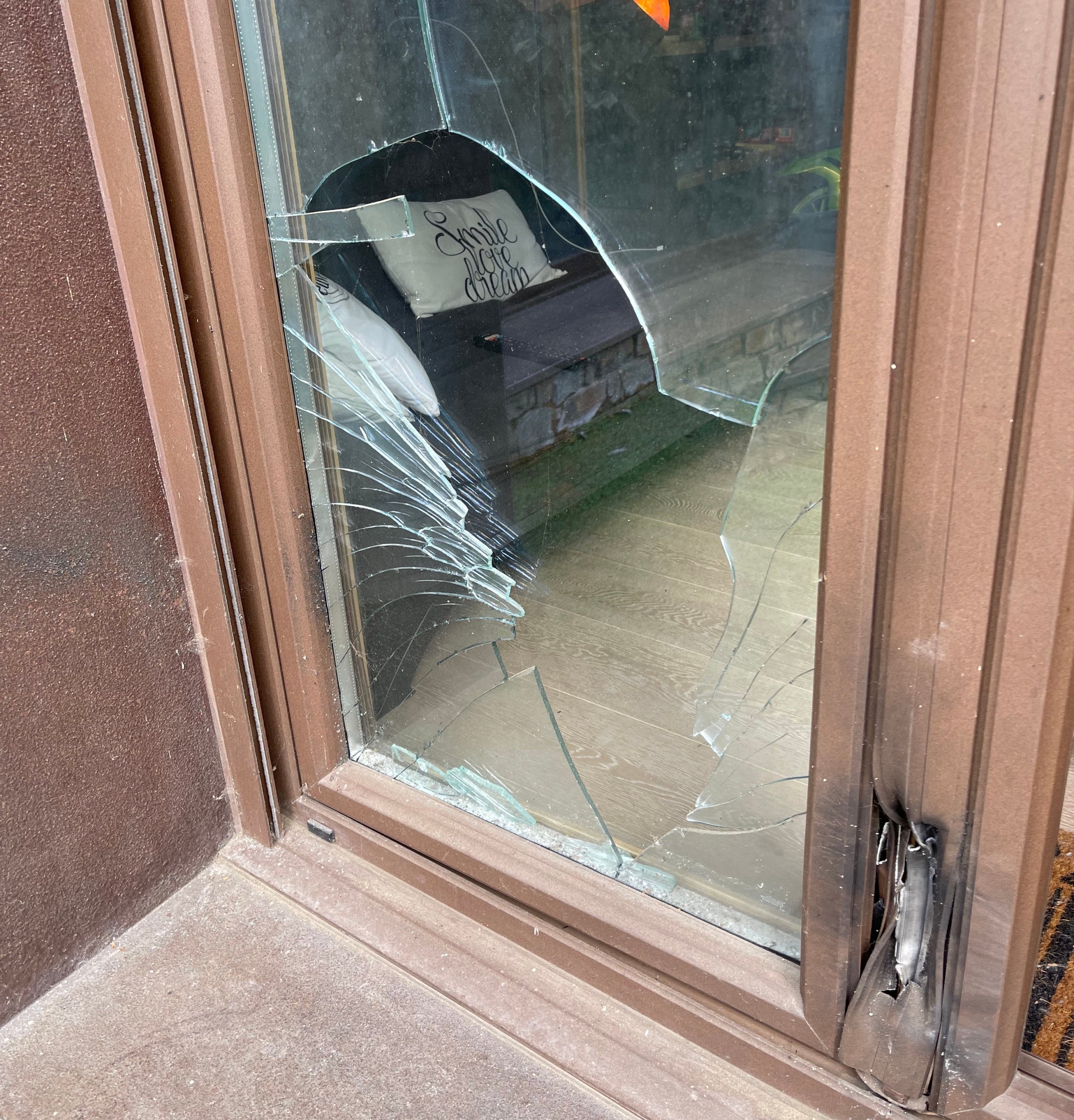 La puerta de acceso del jardín de la casa de Sapiña cuatro años y medio después de la entrada policial/QS