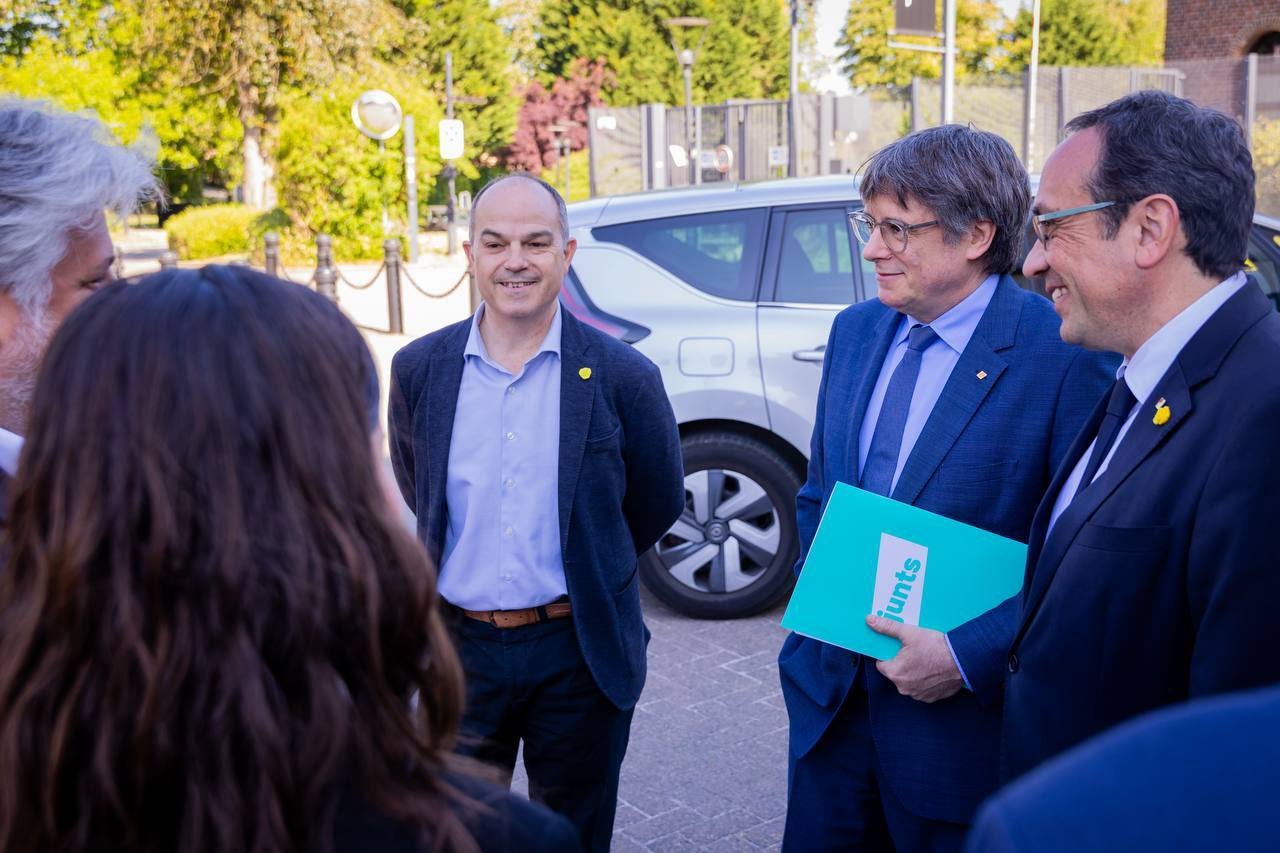 Puigdemont, con Turull, Turull y los responsables del grupo parlamentario, en Waterloo / Junts