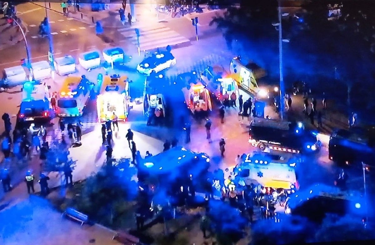 L'operatiu dels Mossos d'Esquadra i el SEM a les portes del RCDE Stadium per atendre les persones ferides per l'atropellament / Mossos d'Esquadra