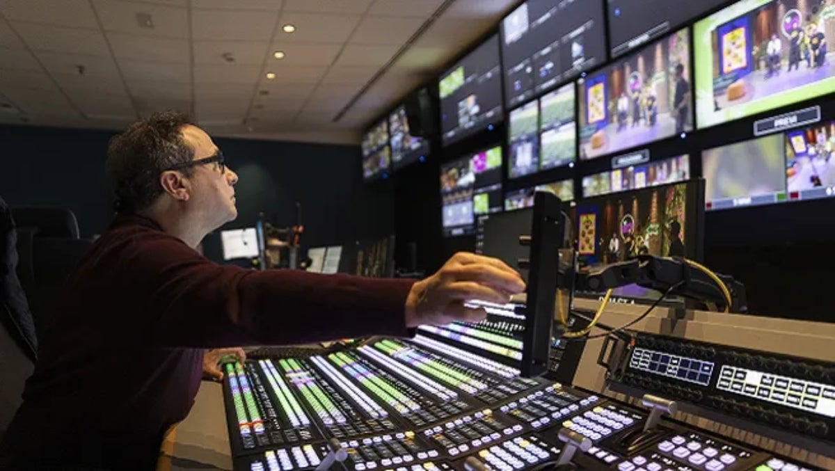 Imatge d'una sala de control de realització de TV3 _ 3Cat