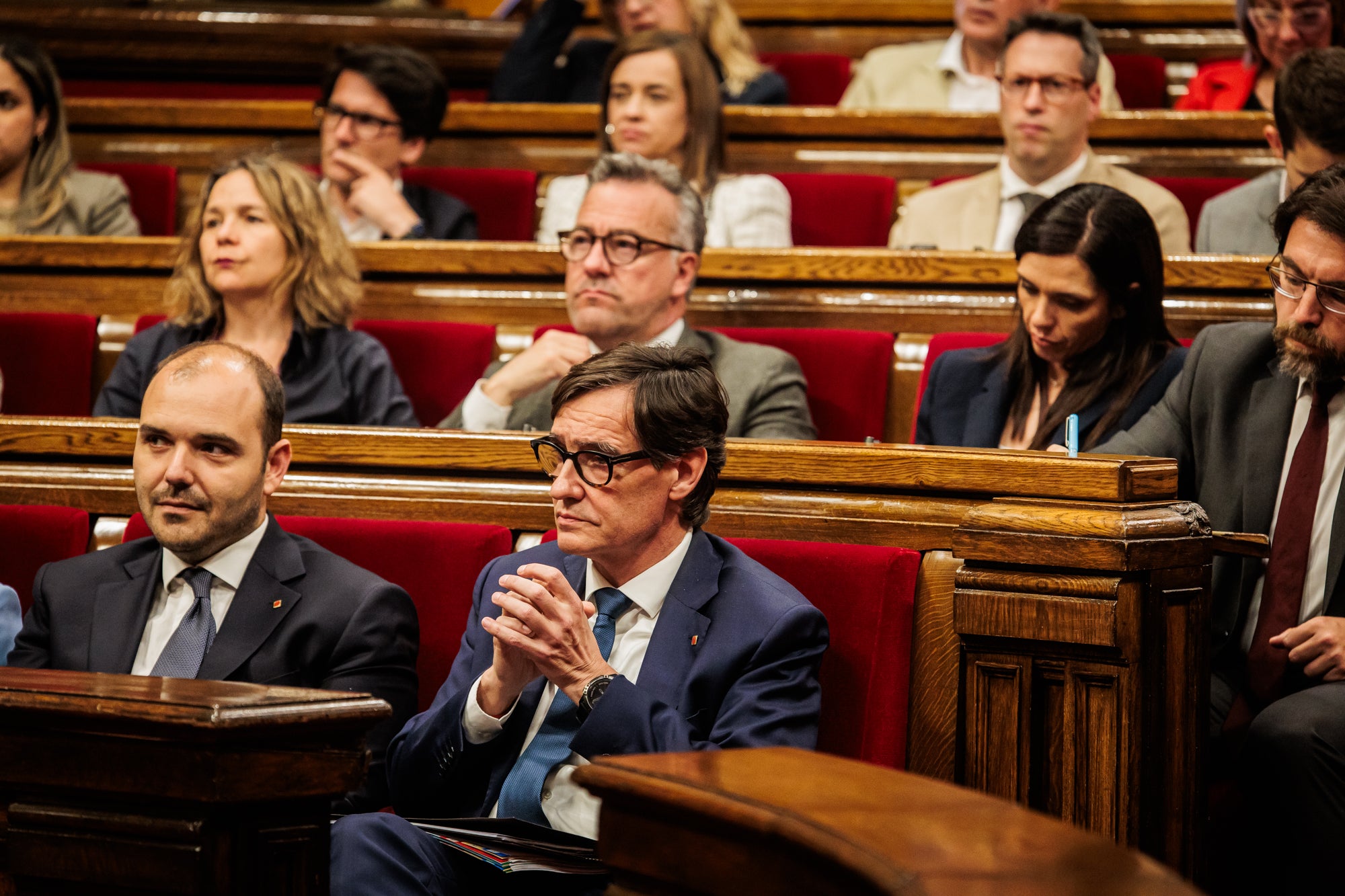 El president de la Generalitat, Salvador Illa, i el conseller de la Presidència, Albert Dalmau, escoltant l'oposició / Parlament / Sergi Ramos Ladevesa