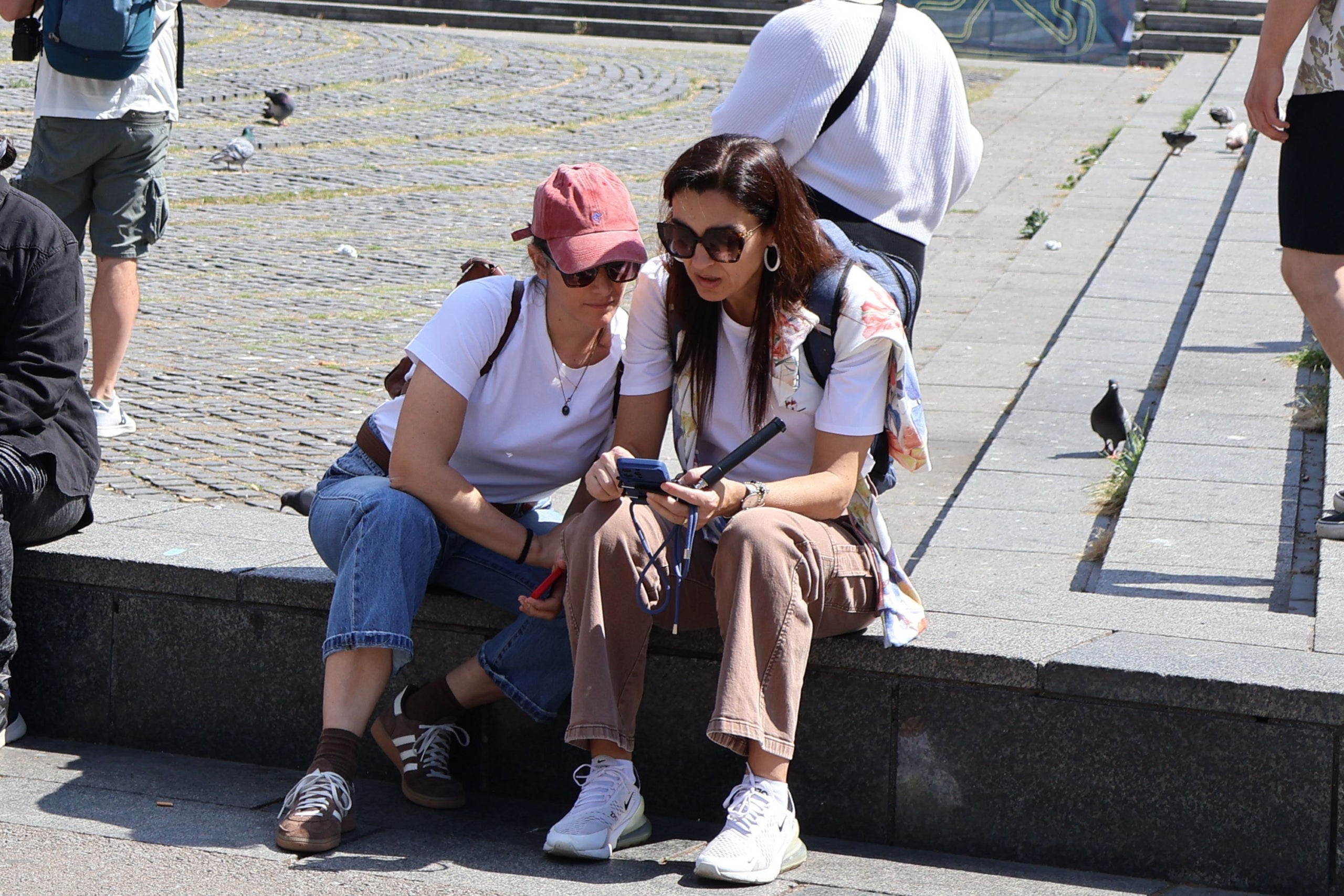 Turisme i calor. Vianants amb m&agrave;niga curta aprofiten el bon temps als carrers. / Marta Cardenal