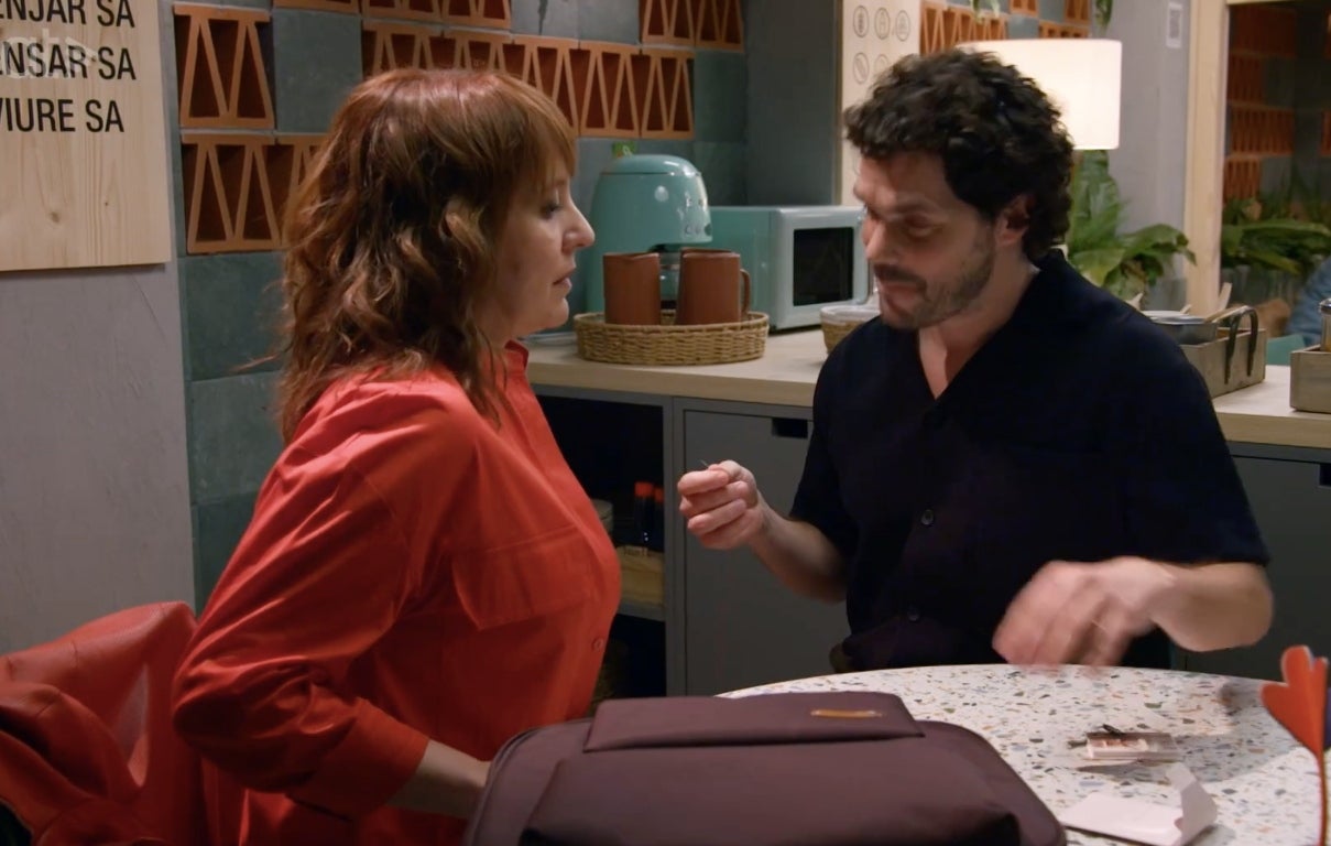 L'Eugeni vol cosir-li el botó de la camisa a la Gemma a 'Com si fos ahir' _ 3Cat