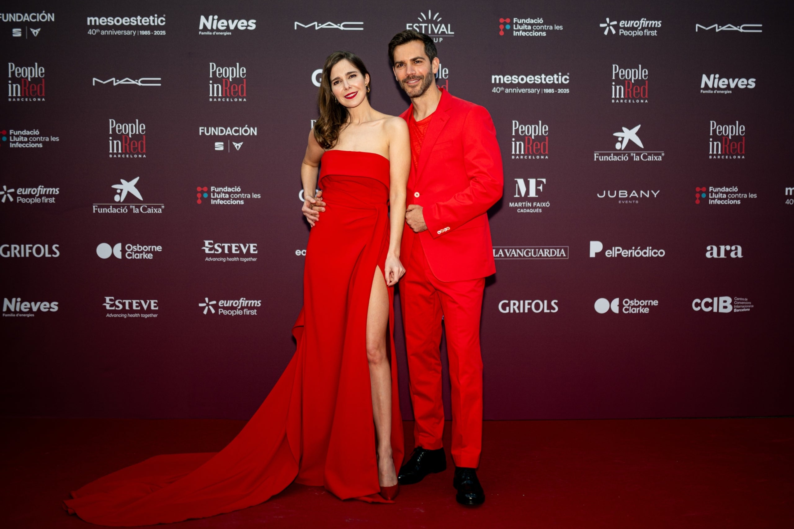 Marc Clotet i Natalia Sánchez a la catifa vermella de la gala People in Red 2025 | Europa Press