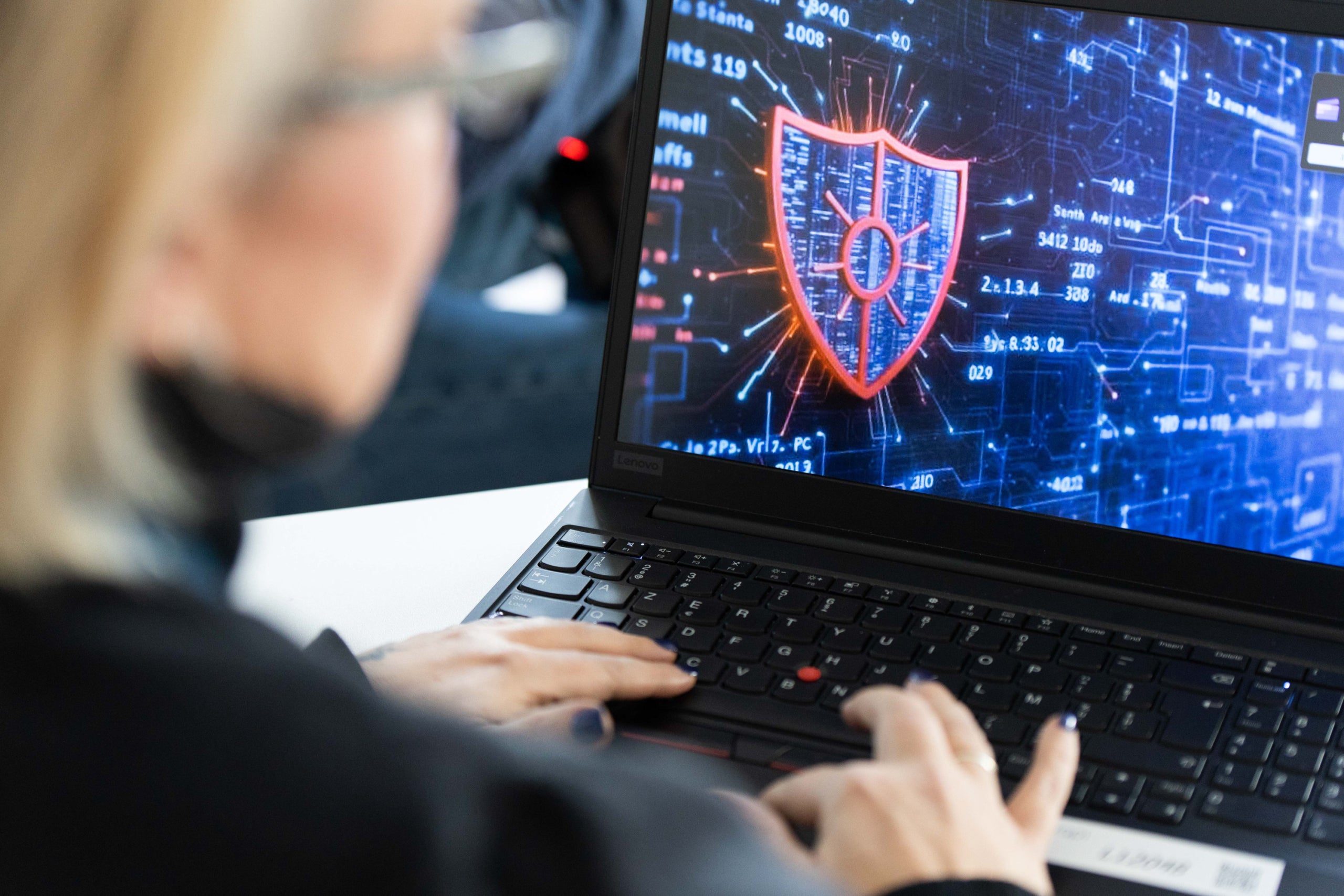 Un informàtic controla els atacs amb spyware, com a element bàsic de ciberseguretat/UEPress