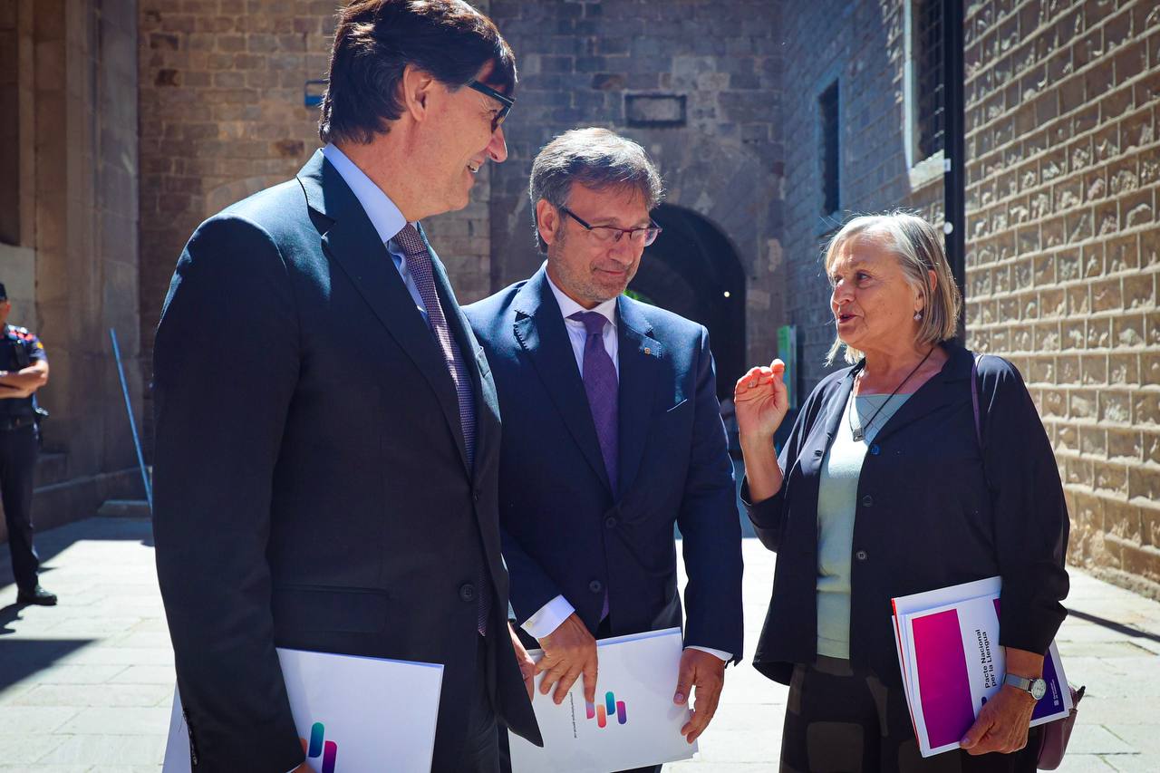 El presidente de la Generalitat, Salvador Illa, con el conseller de Política Lingüística, Francesc Xavier Vila, después de la presentación del Pacte / Jordi Bedmar
