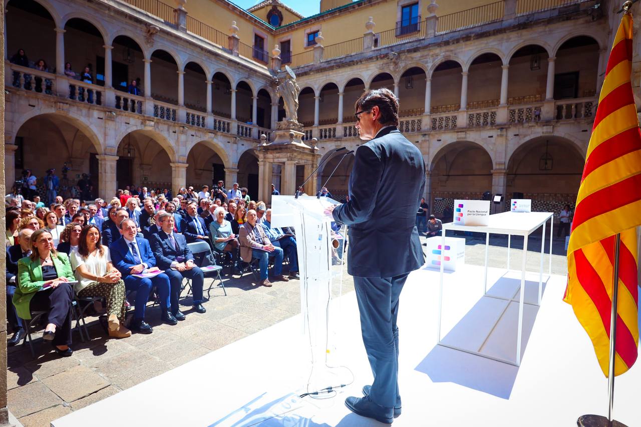El president de la Generalitat, Salvador Illa, ha encapçalat l'acte de signatura del Pacte Nacional per la Llengua / Jordi Bedmar