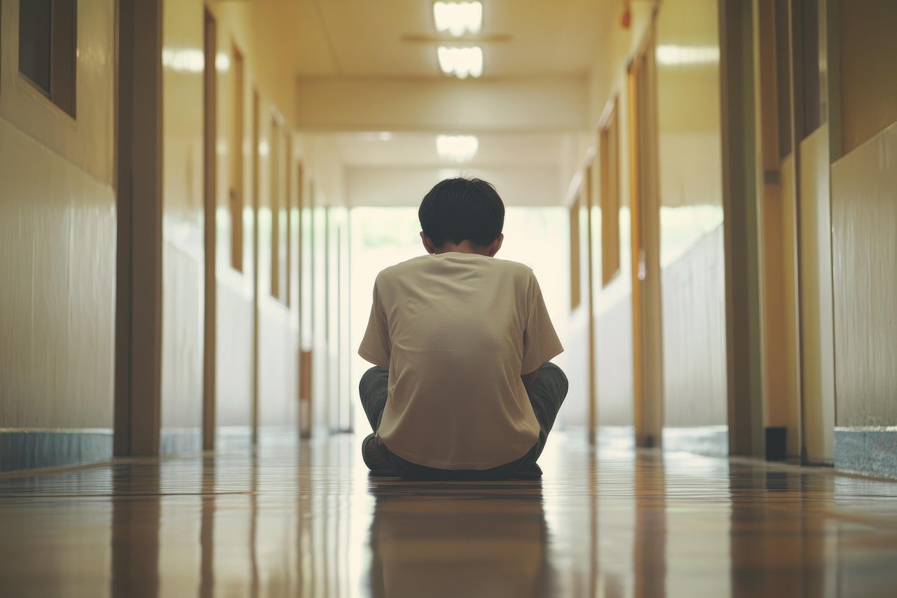 Un infant afectat per assetjament escolar es pot sentir sol i pot costar detectat què li està passant / Foto: Pixabay