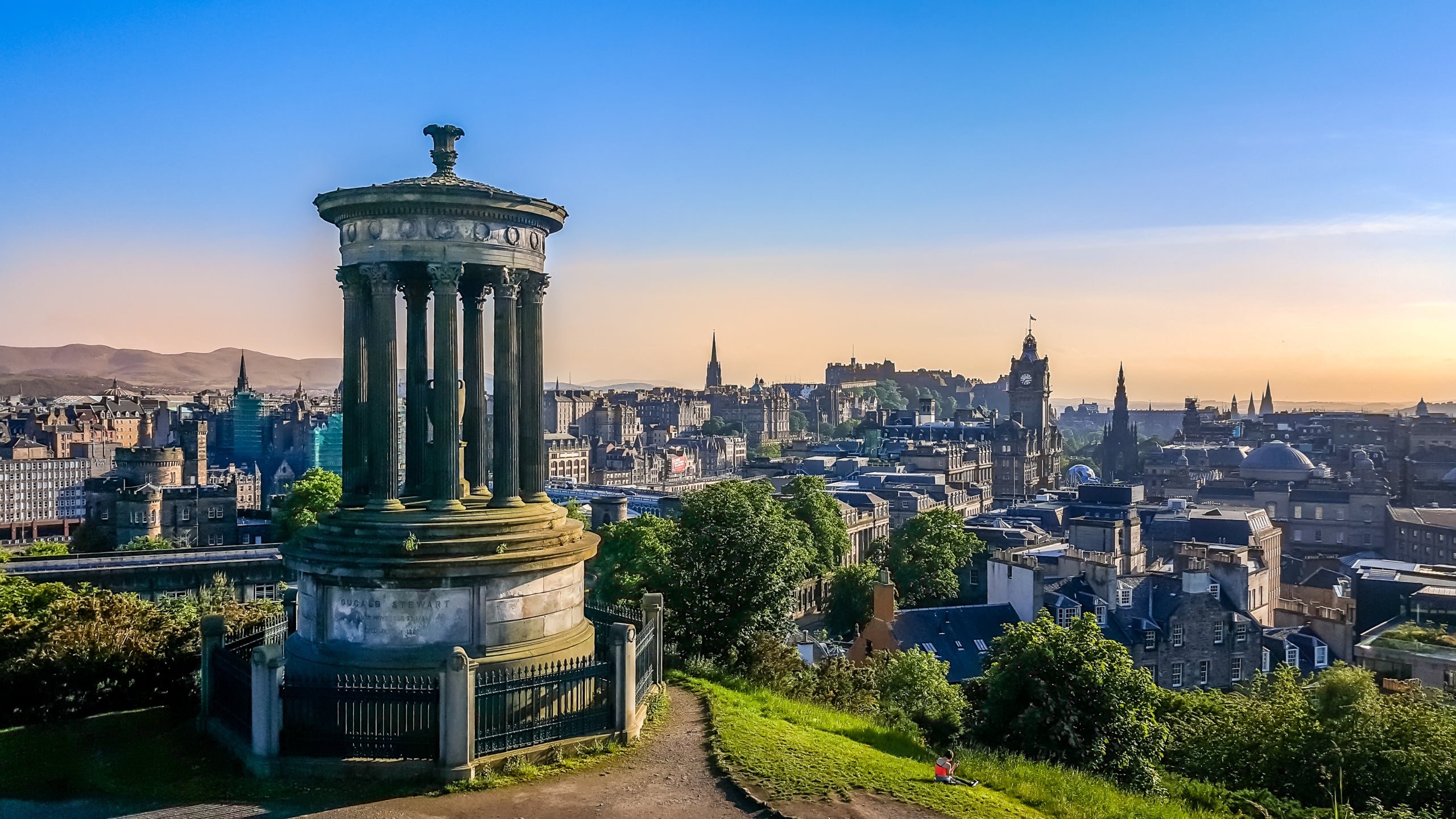Imagen del 'skyline' de Edimburgo, una de las ciudades más baratas para viajar este 2025 / Credit Commons