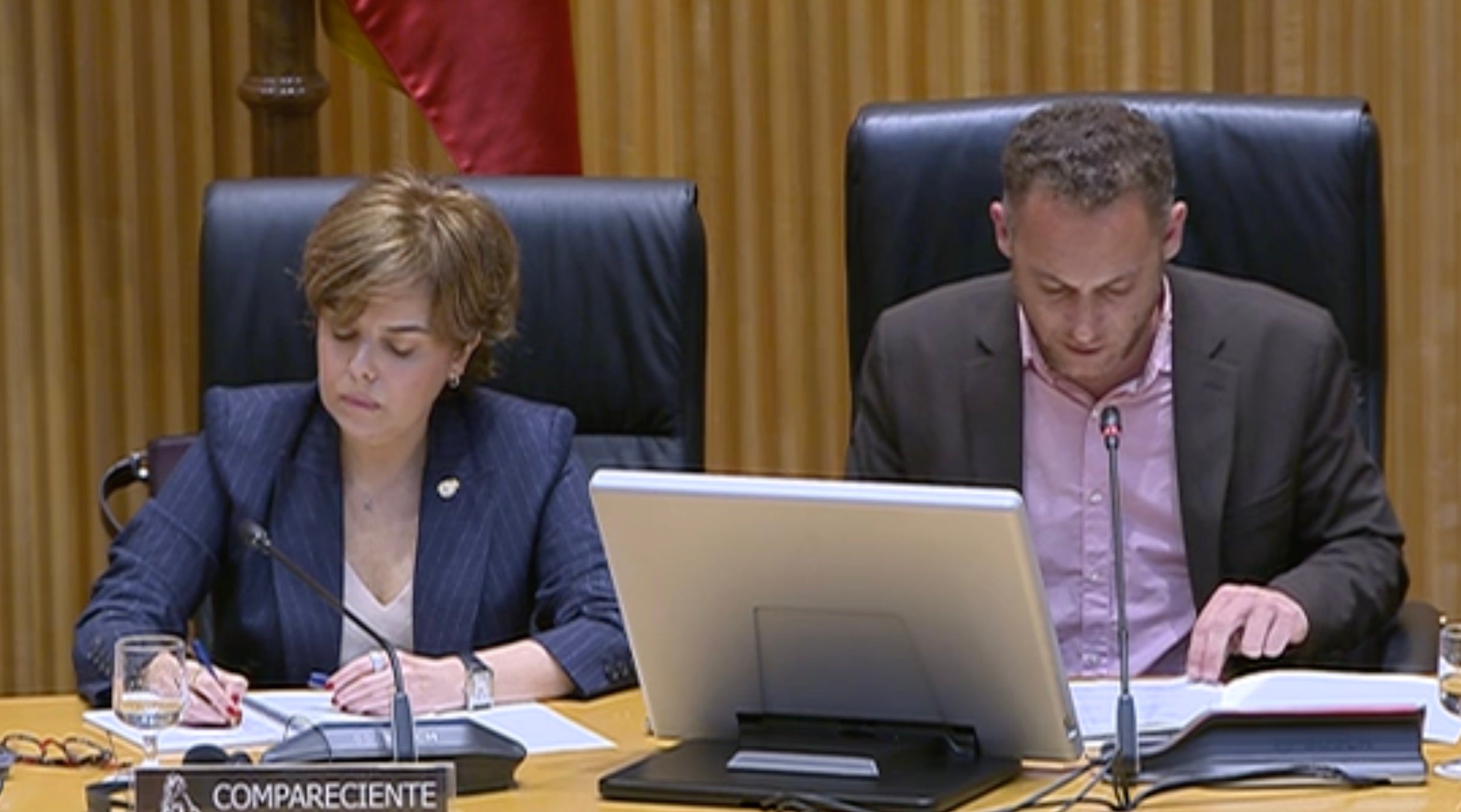 Soraya Sáenz de Santamaría comparece en la comisión de investigación sobre la operación Cataluña junto al presidente de la comisión, Arnau Ramírez