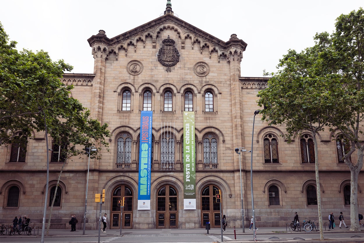 La façana de l'edifici històric de la Universitat de Barcelona / UB