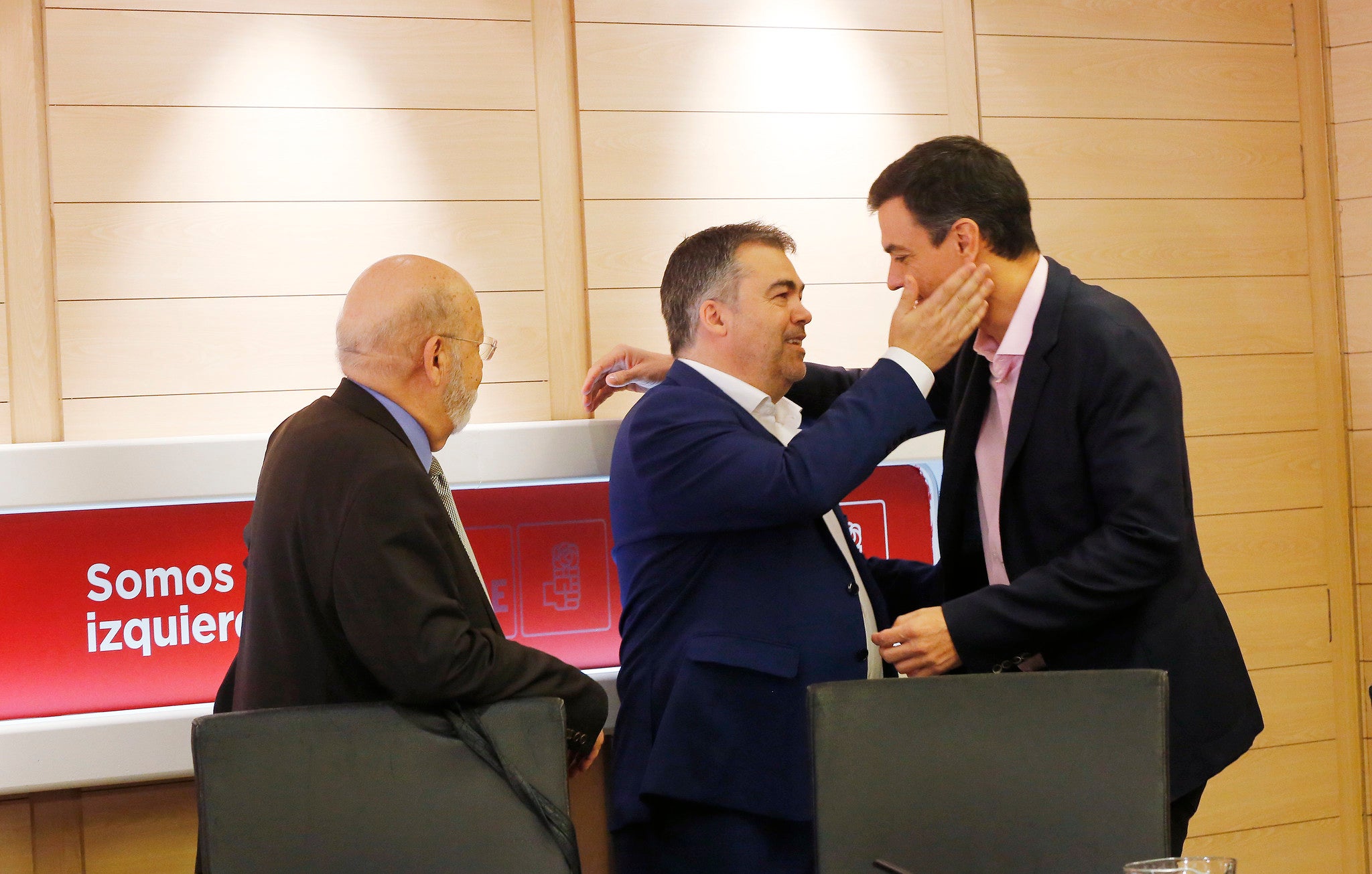 Santos Cerdan saluda efusivament a Pedro Sánchez en una reunió del comité permanent del PSOE del 2018/Flickr PSOE