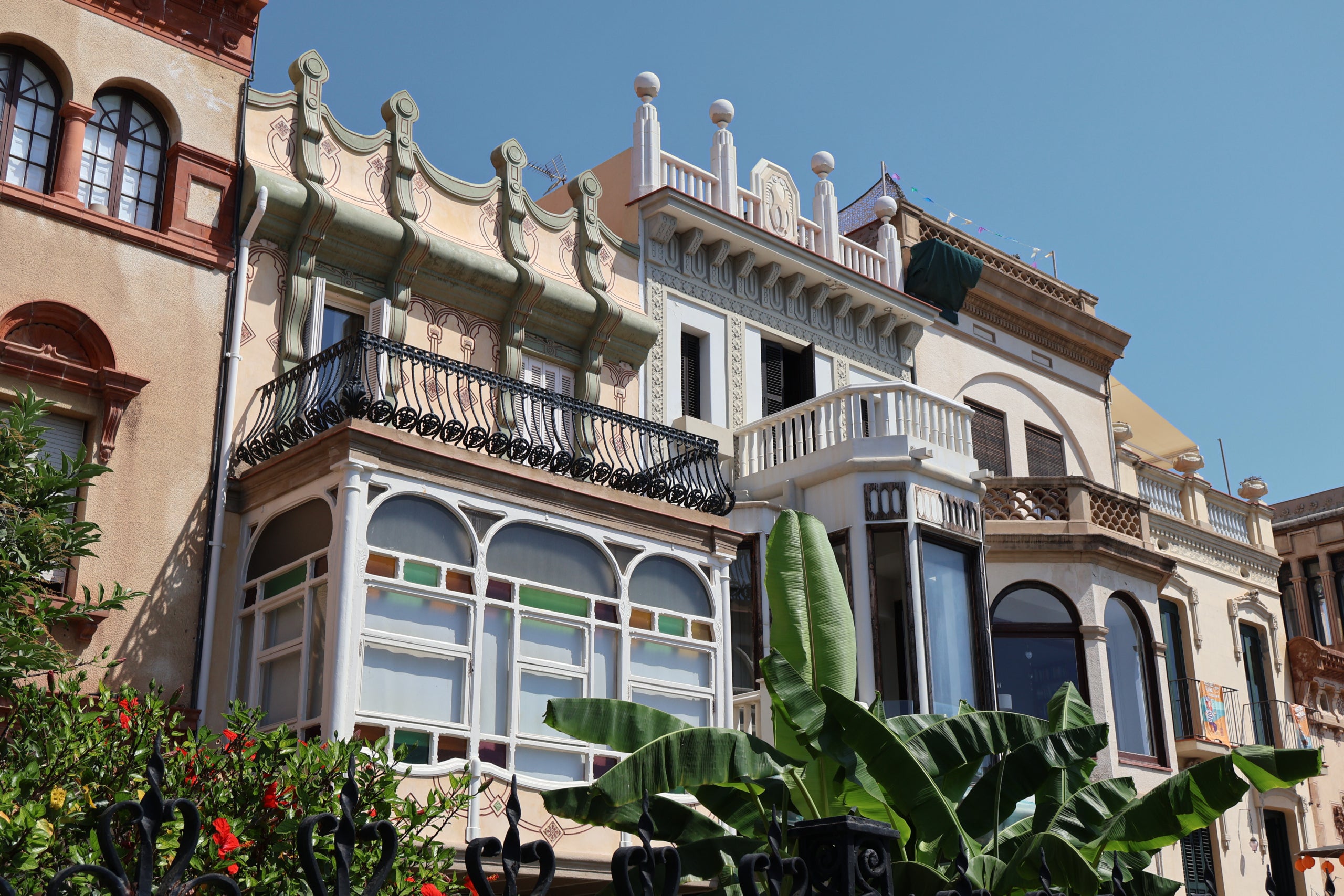 Fachadas modernistas en la calle Sant Pau de Vilassar de Mar. / Marta Cardenal