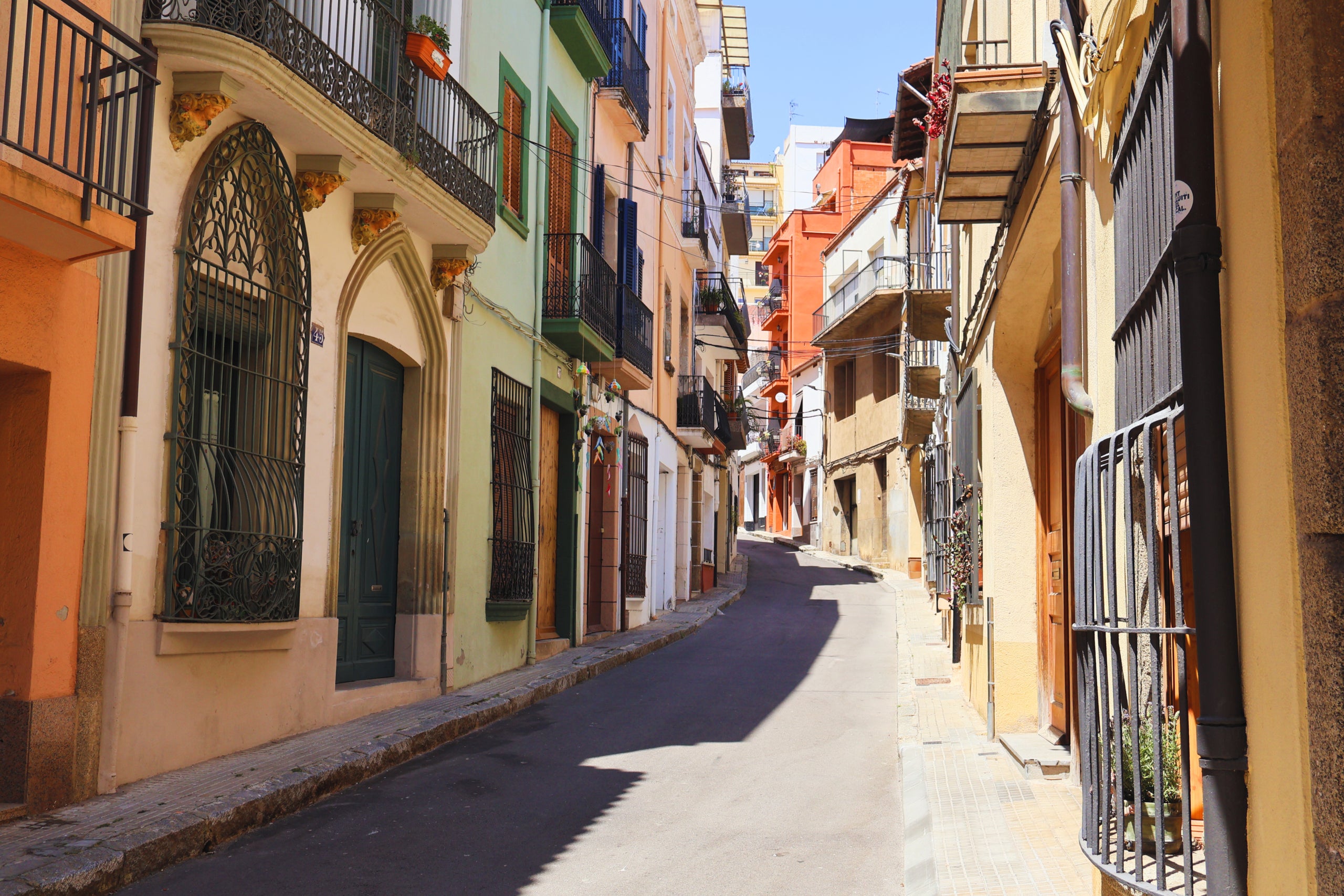 Carrer tranquil de Arenys de Mar en un matí assolellat. / Marta Cardenal