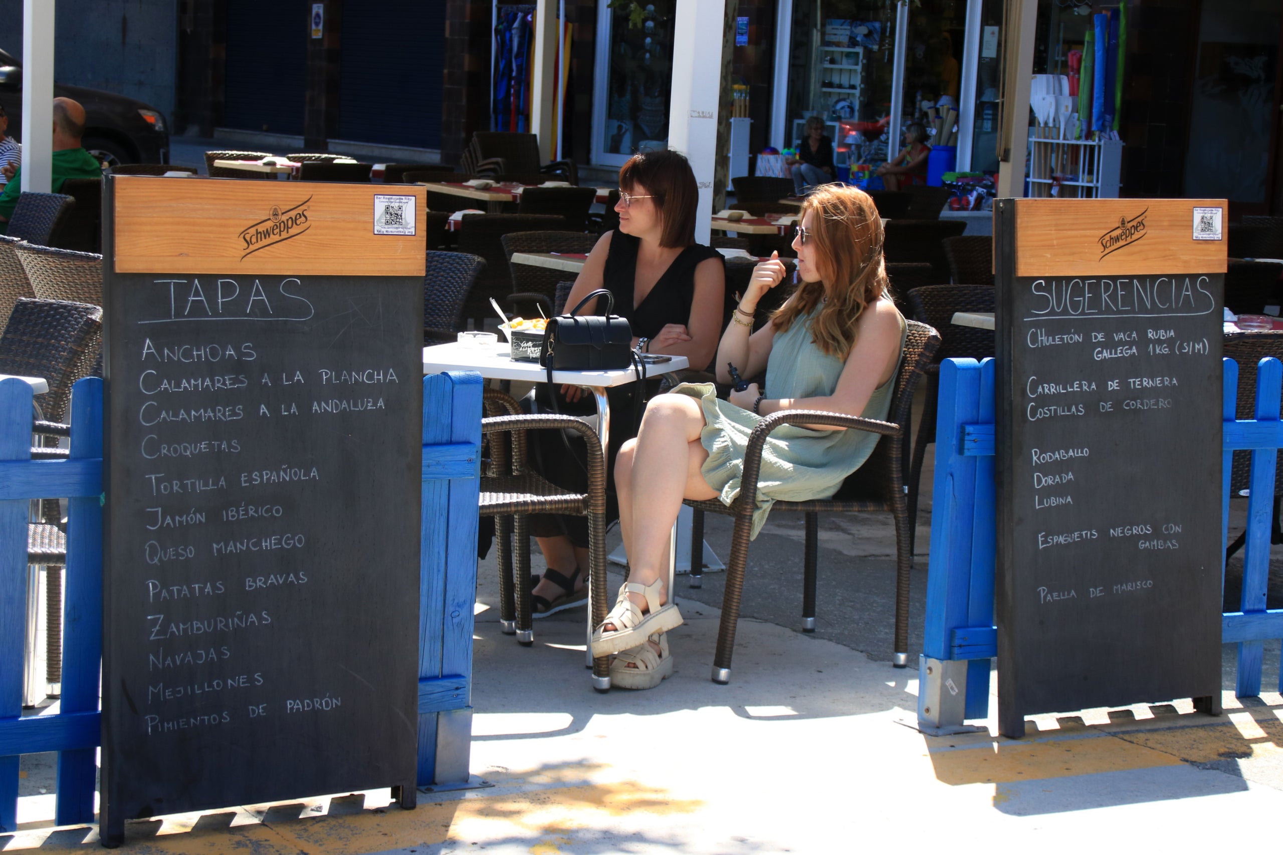 Dues dones en una terrassa d'un bar de Portbou / ACN