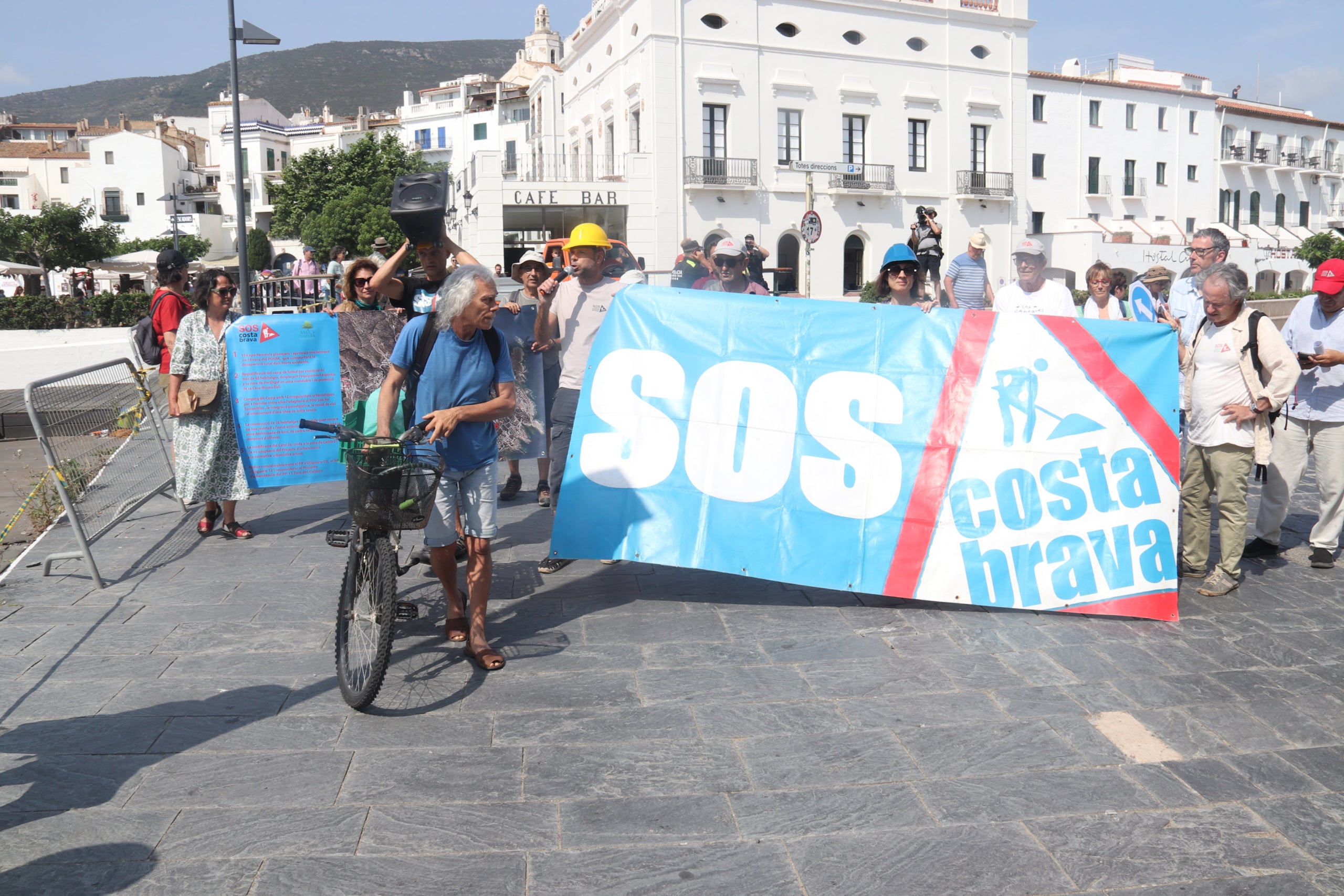 Miembros de SOS Costa Brava se manifiestan en Cadaqués / Aleix Freixas (ACN)