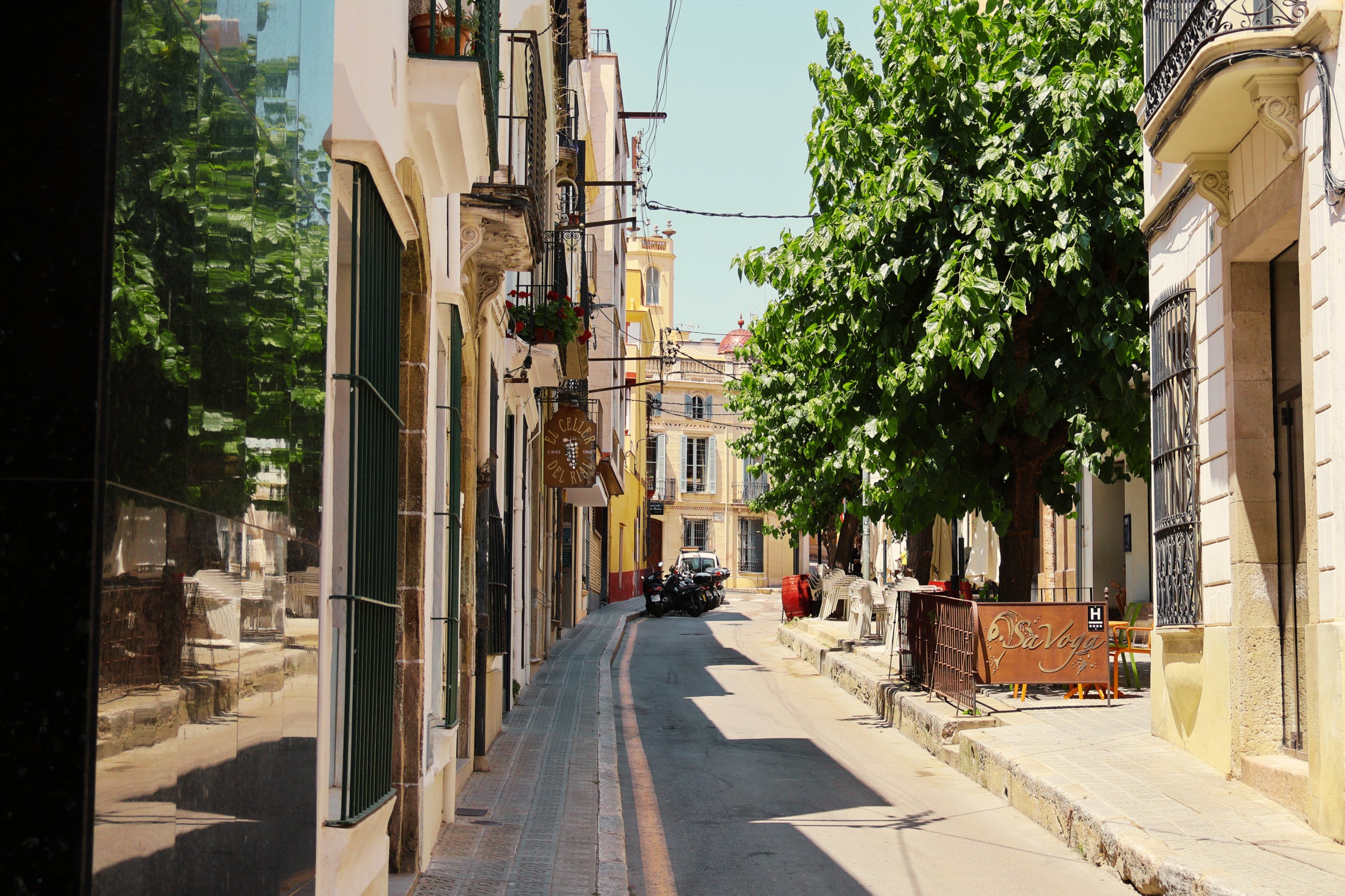 Carrer tranquil d'Arenys de Mar en un matí assolellat / Marta Cardenal
