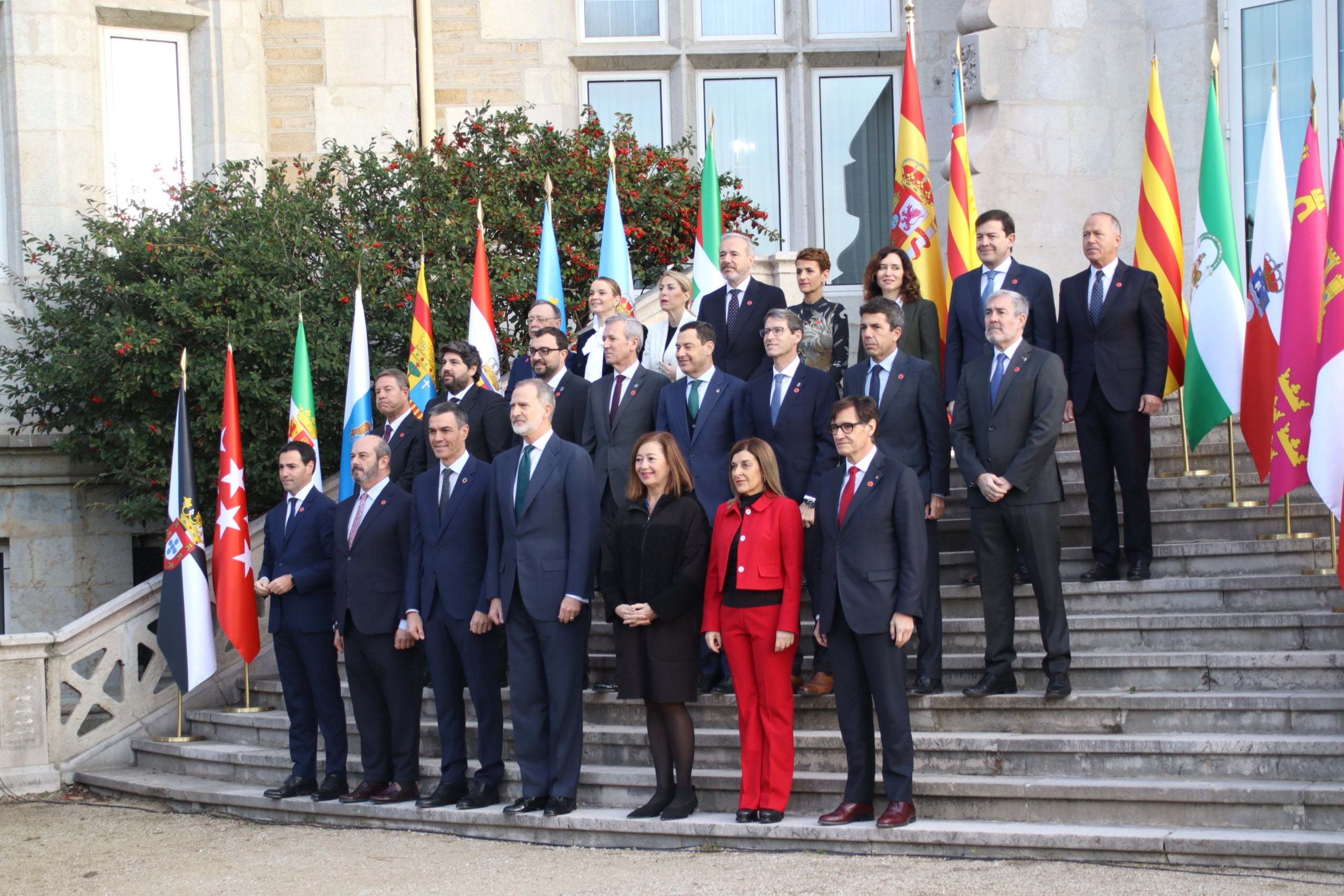Foto de família dels presidents autonòmics amb el president del govern espanyol, Pedro Sánchez, i el Rei, abans de començar la Conferència de Presidents de Santander / ACN