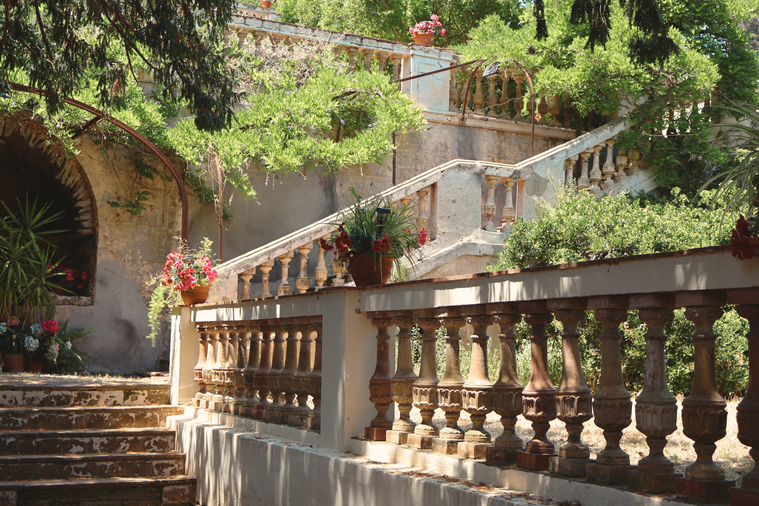 Rincón con encanto decorado con flores y elementos arquitectónicos en Caldes d'Estrac / Marta Cardenal 