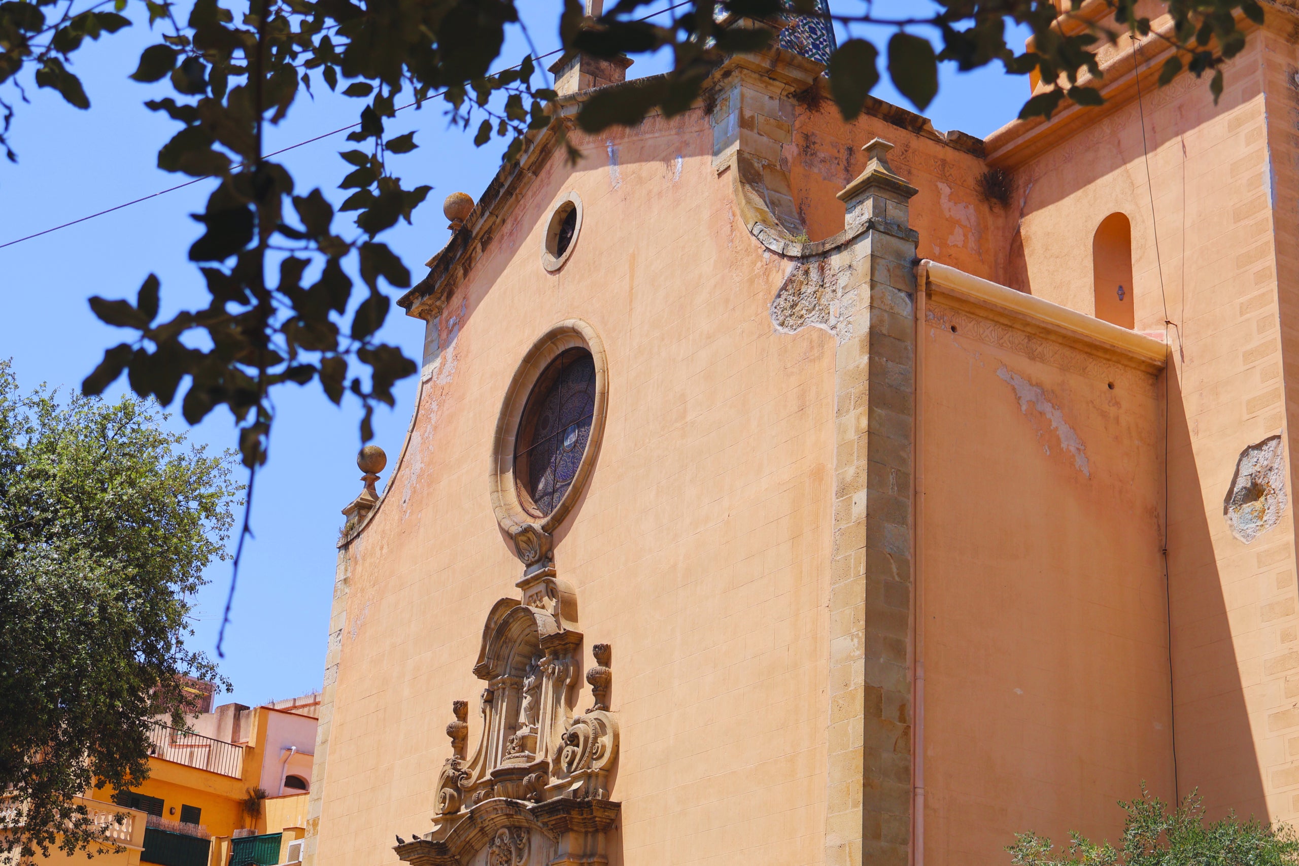 Vistes a l'església de Santa Maria d'Arenys de Mar. / Marta Cardenal