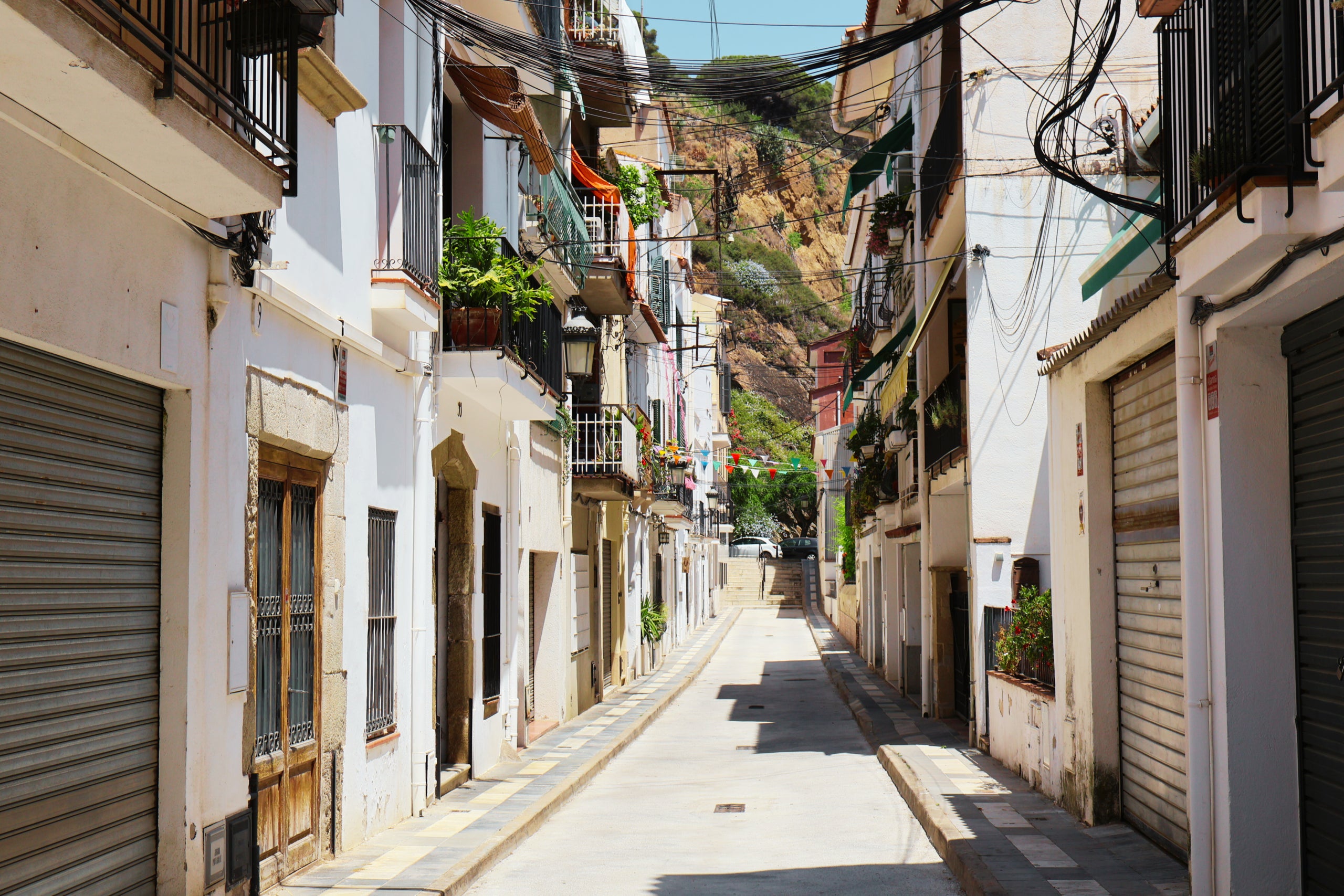 Carrer tranquil de Caldes d’Estrac en un matí assolellat. / Marta Cardenal