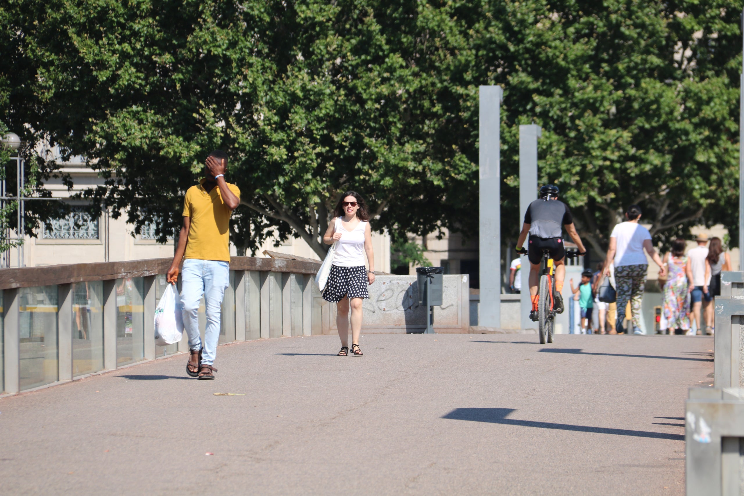 Vianants caminant per Lleida durant el primer dia d'onada de calor | Alba Mor (ACN)