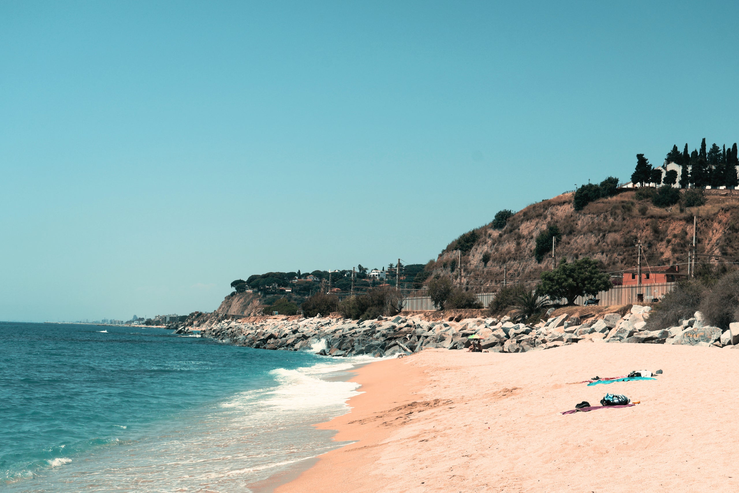 Matí d’estiu a la platja de Arenys de Mar. / Marta Cardenal
