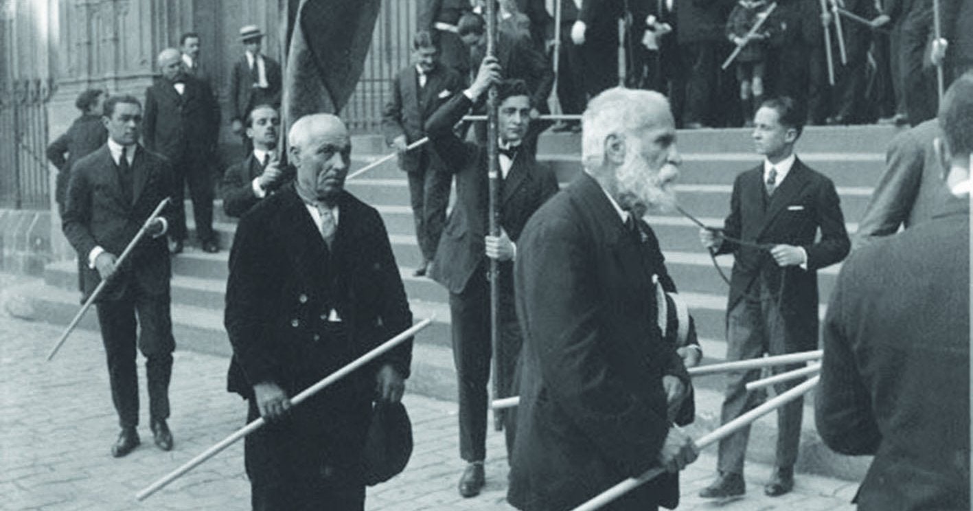 Antoni Gaudí davant de la Catedral, durant la processó de Corpus de 1924, com a membre del Cercle Artístic de Sant Lluc. | ACN. Autor: Brangulí