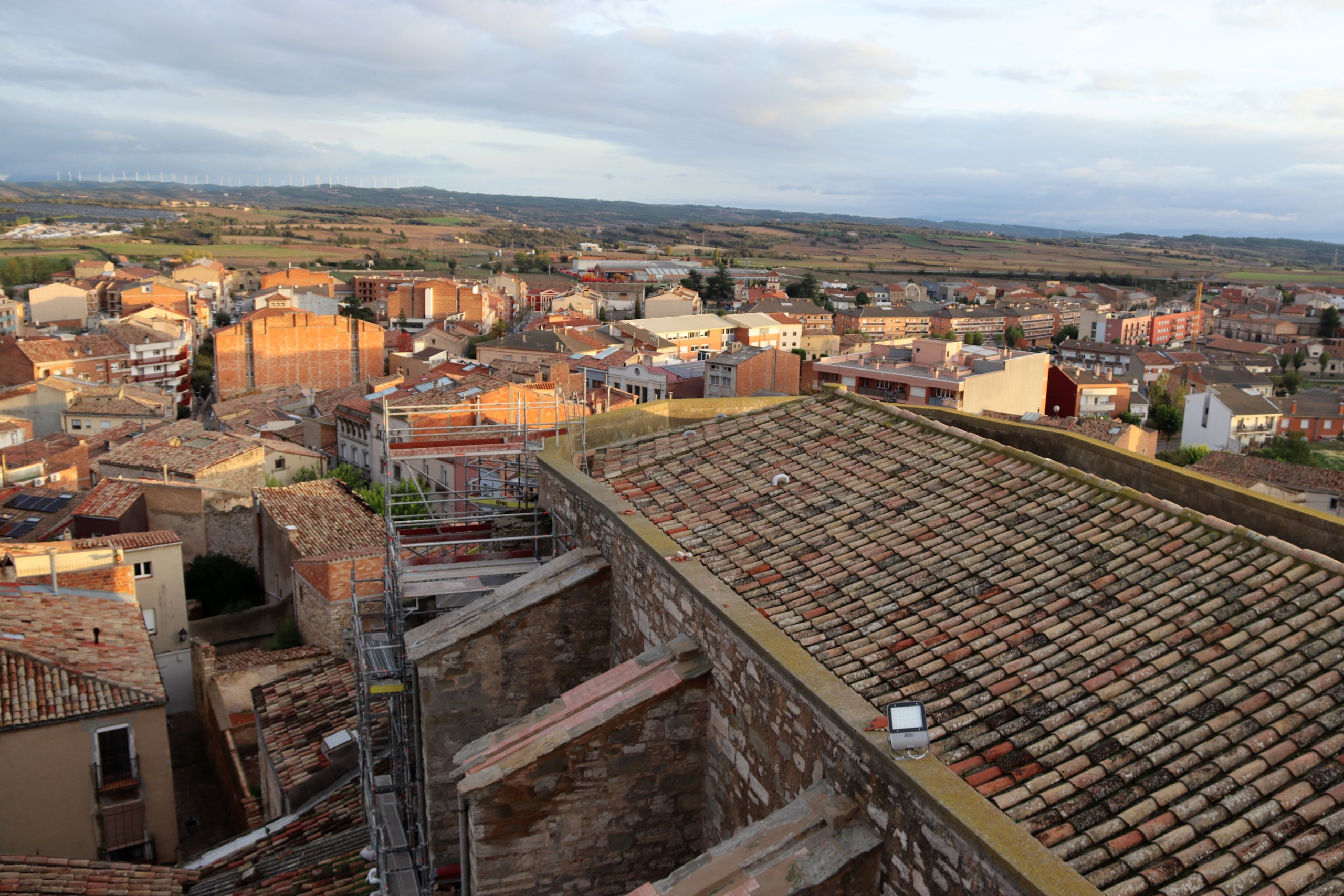 Vistes aèries de Calaf i de l'edifici de l'església de Sant Jaume | Mar Martí (ACN)