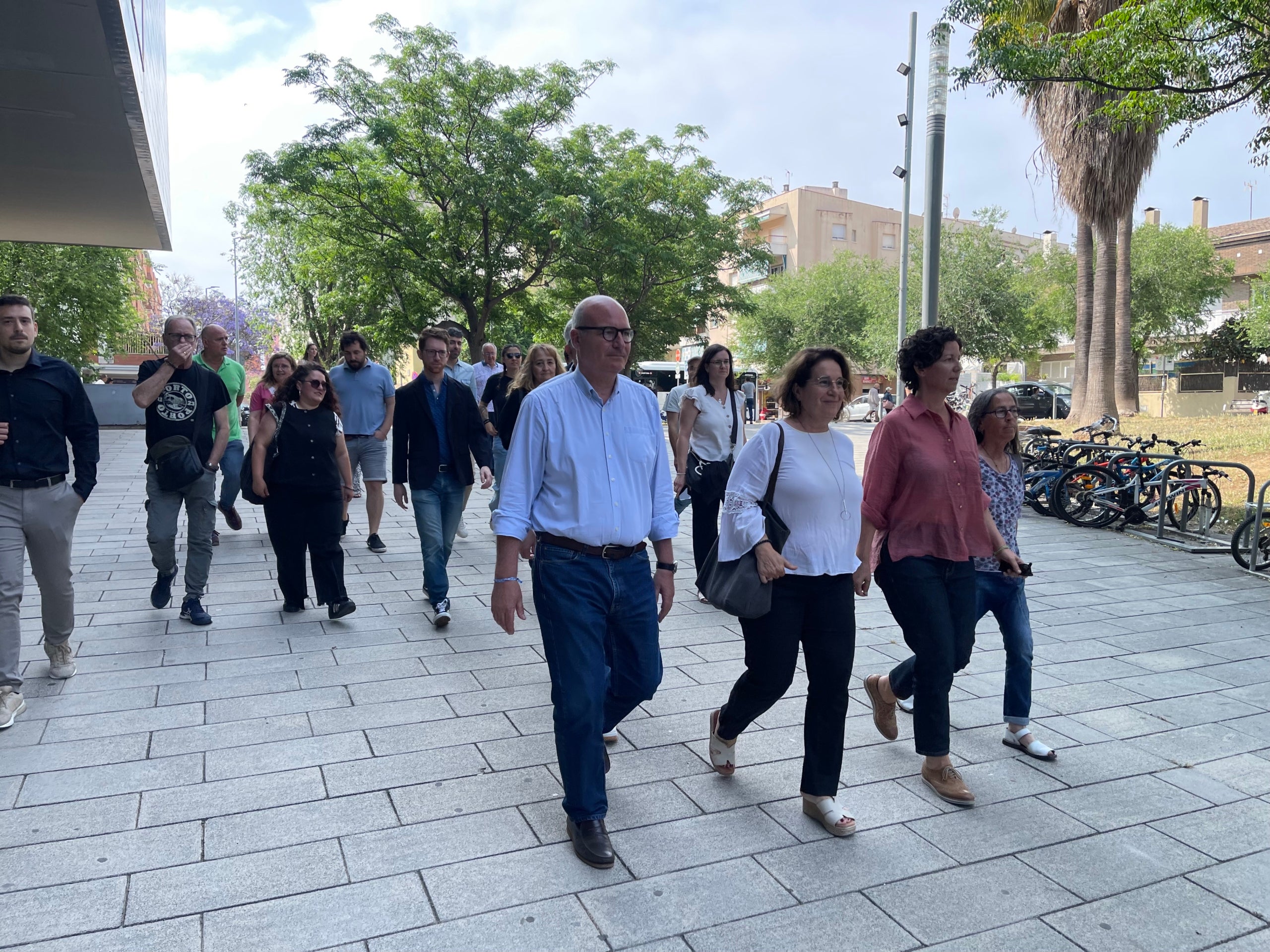 Aurora Carbonell, alcaldessa de Sitges, a l'entrada del Jutjats, acompanyada d'una trentena de militants, càrrecs i electes d'ERC/Quico Sallés