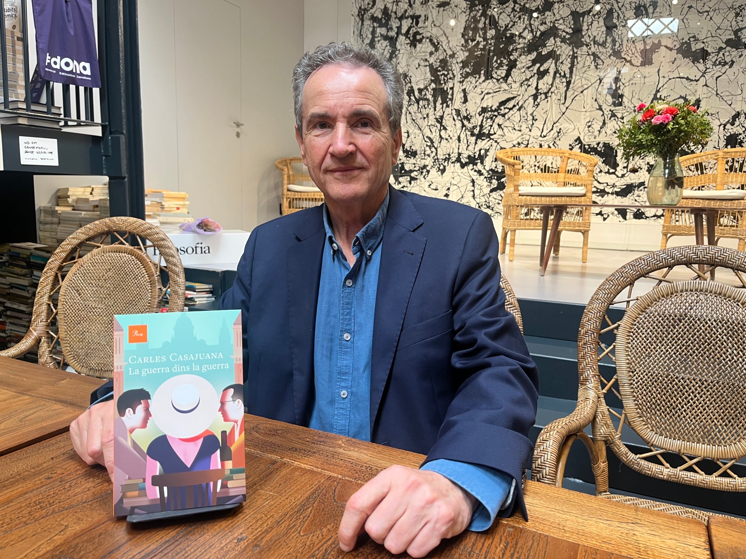 Carles Casajuana, autor de 'La guerra dins la guerra', publicada per Edicions Proa, el dia de la presentació a la premsa, a la llibreria Ona / S.B.