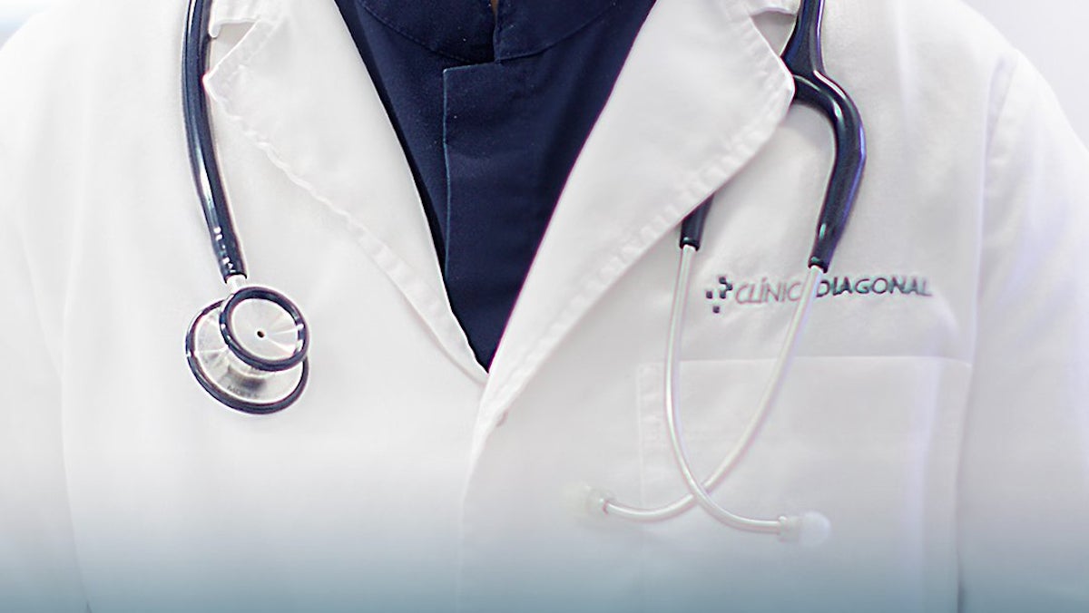 Un médico con la bata de la Clínica Diagonal / @clinicadiagonal