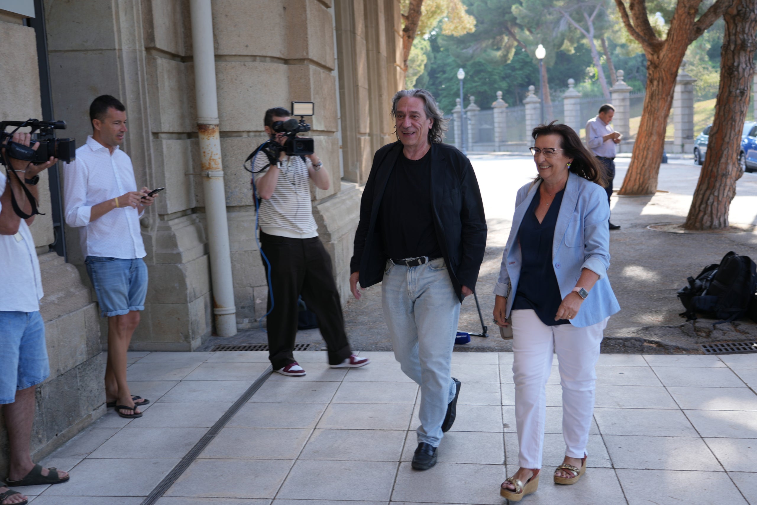 Els vocals del patronat del MNAC, el regidor de Cultura de Barcelona,  Francesc Xavier Marcé, i Elisa Durán arriben a la reunió / Guillem Roset ACN